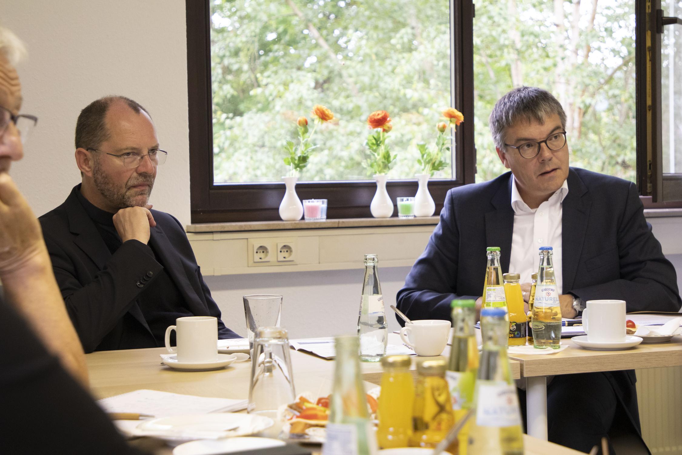 Wie geht es weiter? Generalvikar Dr. Andreas Frick und Diözesancaritasdirektor Stephan Jentgens loten aus, wo Kirche und Kommunen noch stärker zusammenarbeiten können und müssen.