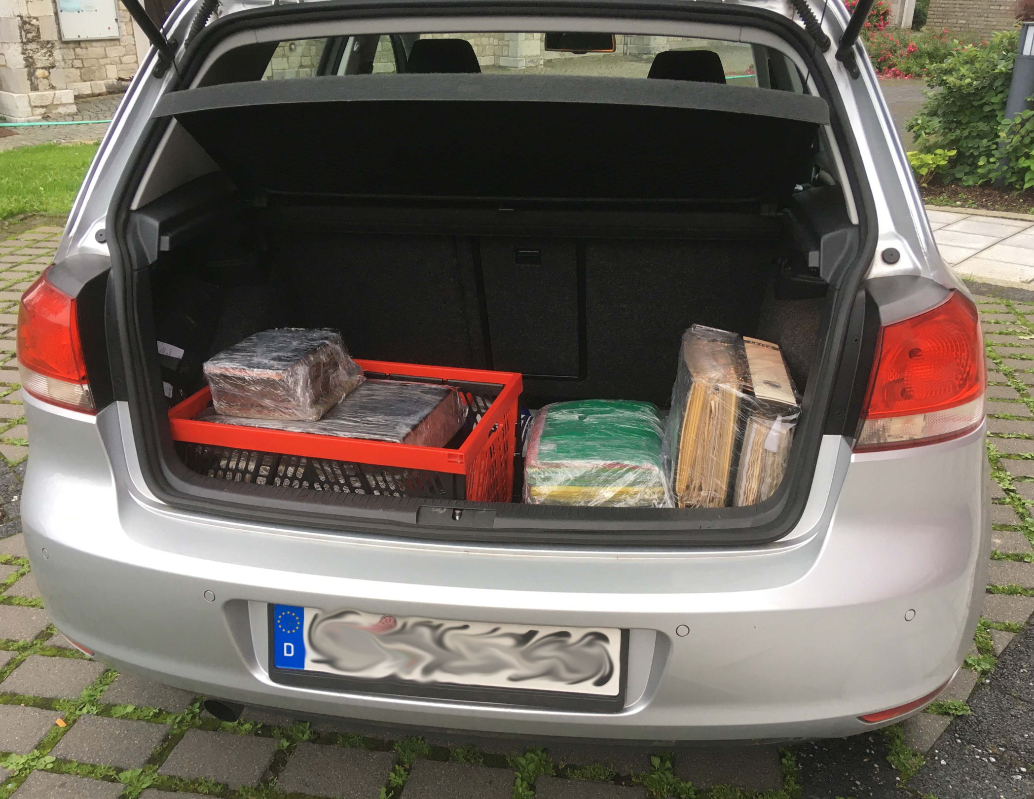 In Folie eingepackt und auf Gefrierschränke verteilt: Die Akten aus Roetgen.