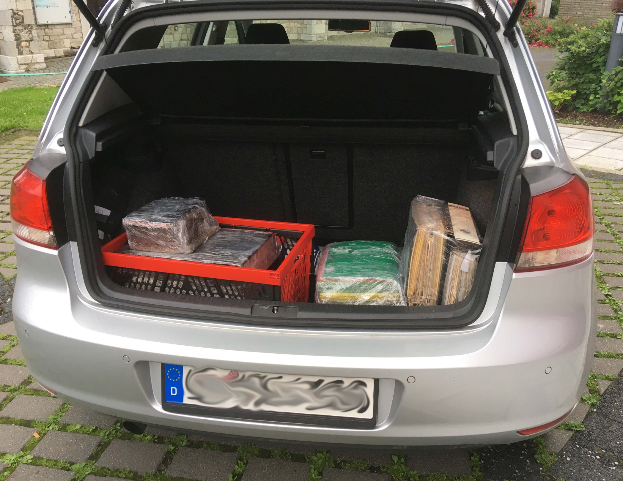 In Folie eingepackt und auf Gefrierschränke verteilt: Die Akten aus Roetgen.