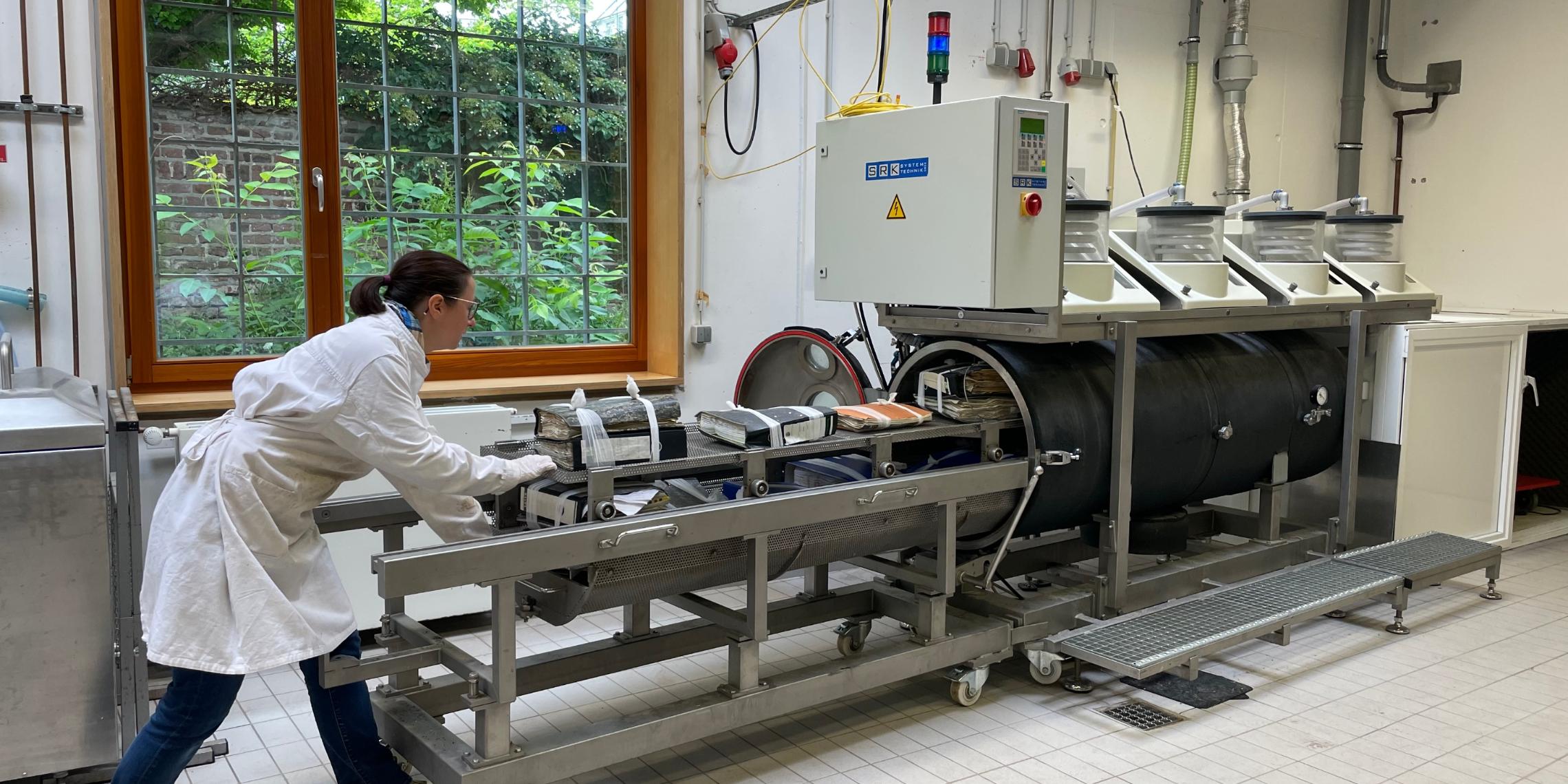 In der Gefriertrocknungsanlage des LVR-LandesMuseums Bonn wurden die nassen Archivalien materialschonend getrocknet.