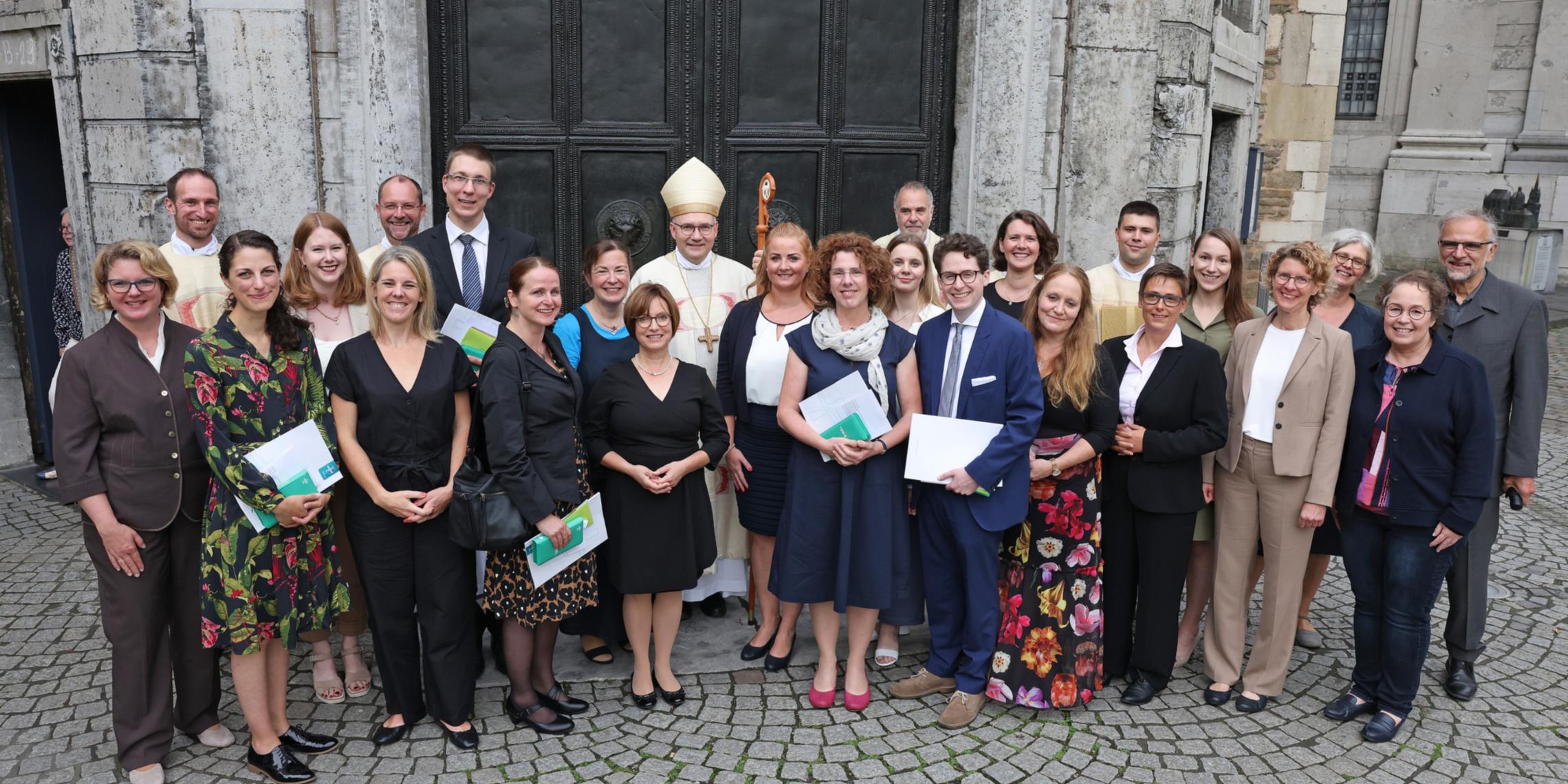 15 neue Pastoral- und Gemeindereferentinnen wurden am Freitag, 25. August 2023, zu ihrem Dienst im Bistum Aachen beauftragt