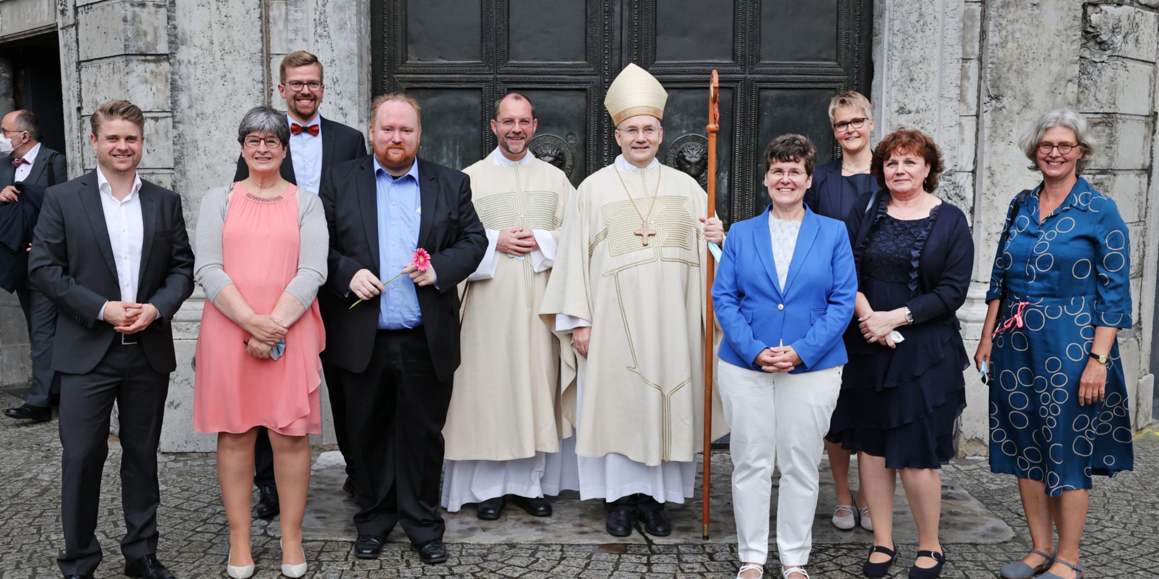 Bischof Dr. Helmut Dieser und Generalvikar Dr. Andreas Frick (in der Mitte links) mit den neu Beauftragten vor dem Aachener Dom. (v.l.) Daniel Scherer, Beatrix Freudenmann, Simon Hesselmann, Markus Toelstede, Birgit Schmidt, Katharina Rexing, Sylke Seefeldt, Kursbegleiterin Monika Wiedenau