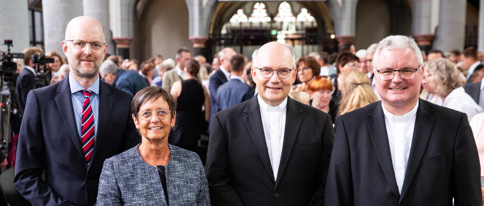 Bischöflicher Stab stellt sich vor: Dr. Arns Küppers, Resi Conrads-Mathar, und Jan Nienkerke sowie Bischof Helmut Dieser (c) Bistum Aachen/Luz Müller