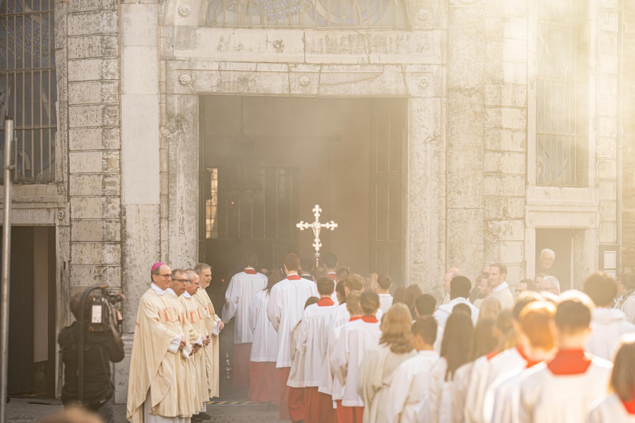 Chrisamtag 2025 Einzug in den Aachener Dom mit Sonnenstrahlen
