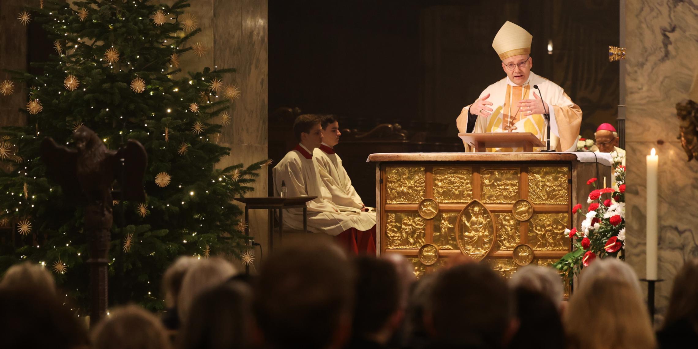 Bischof Dr. Helmut Dieser  in der Christmette 2022