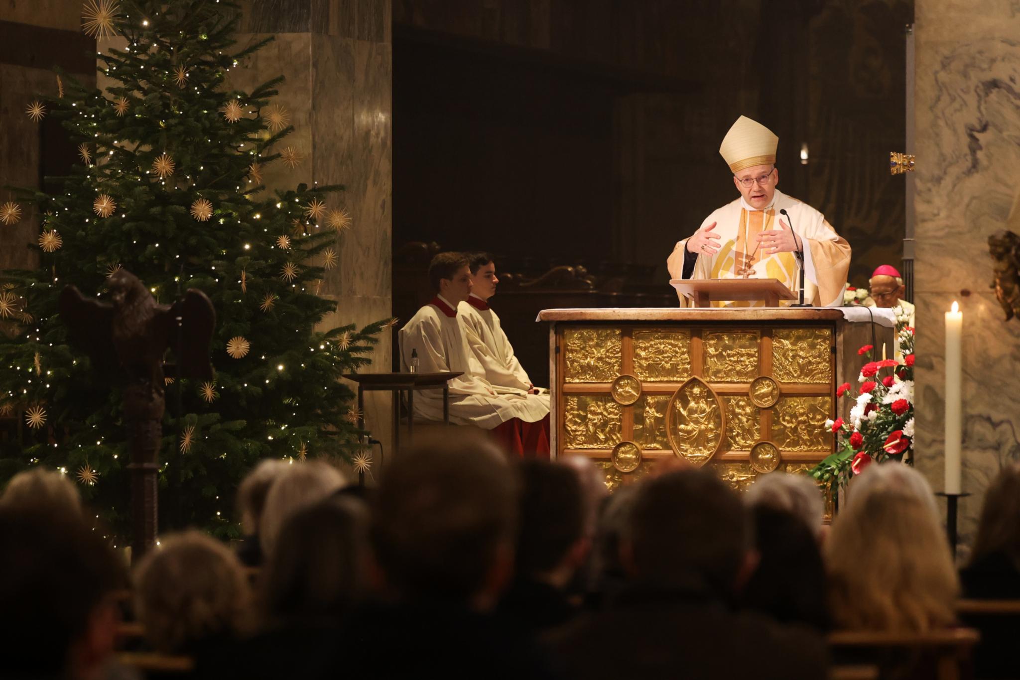 Bischof Dr. Helmut Dieser  in der Christmette 2022