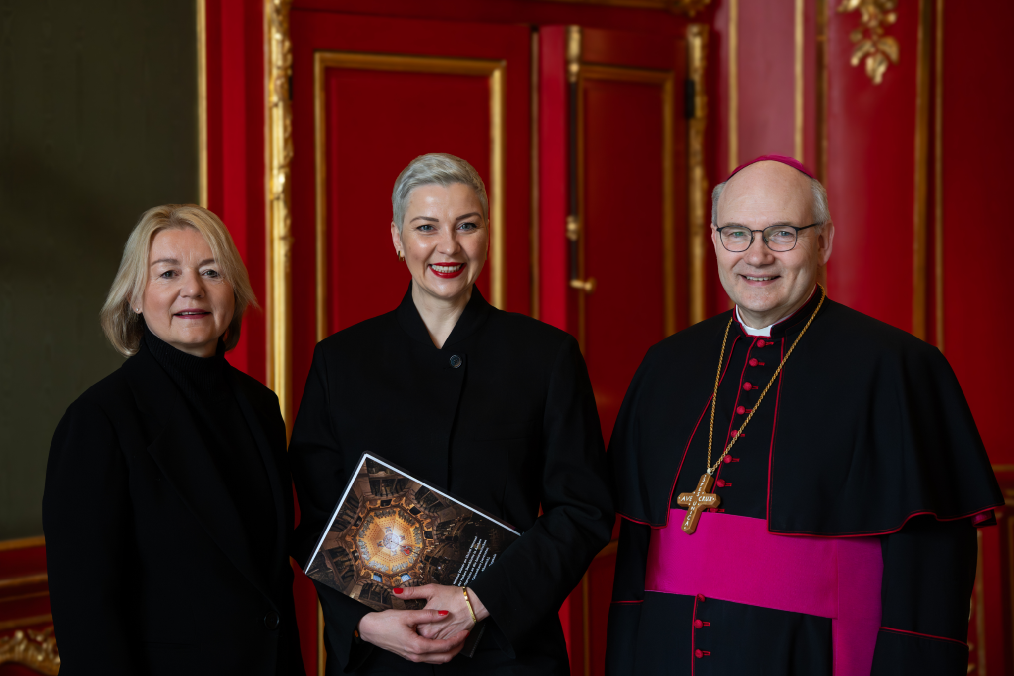 Bischof Helmut Dieser,  Karlspreisträgerin Maria uns Marliese Kalthoff