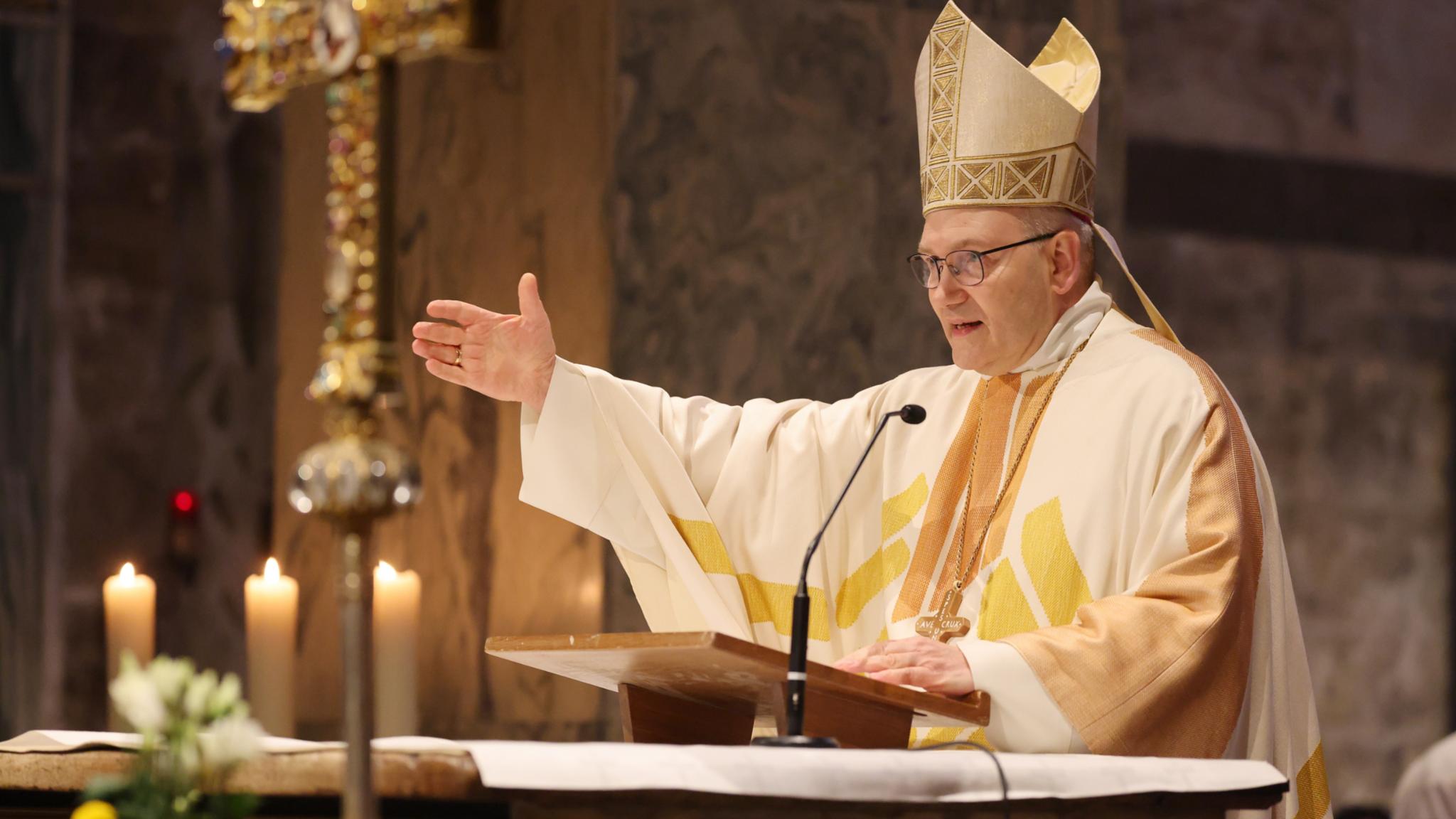 Bischof Helmut Dieser bei seiner traditionellen Rede zum Karlspreis