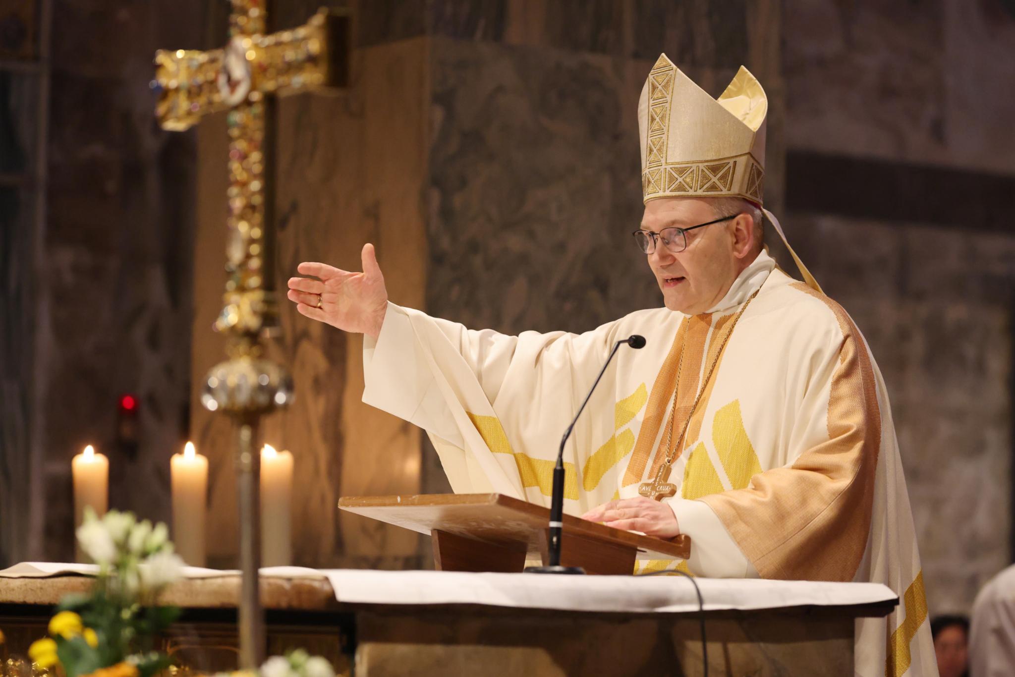 Bischof Helmut Dieser bei seiner traditionellen Rede zum Karlspreis