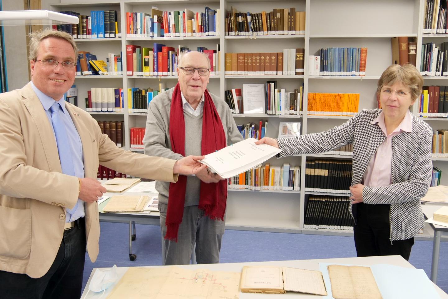 Geschichte zum Anfassen: Viele Pfarrarchive im Bistum Aachen reichen oft zurück bis ins Mittelalter. Sie erzählen nicht nur die Historie der Kirche, sondern auch die Entwicklung von Dörfern und Städten, von Kriegen und Hungersnöten. Aufgrund der Fülle von Handschriften, Kirchenbüchern und Akten wird es für die Gemeinden immer schwieriger geeignete Räume zu finden, um die wertvollen Dokumente sowohl aus konservatorischen Gesichtspunkten als auch aus dem Blickwinkel des Datenschutzes heraus sicher unterzubringen. Immer mehr Gemeinden nutzen deswegen die Möglichkeit, ihre Pfarrarchive als Depositum dem Bischöflichen Diözesanarchiv des Bistums Aachen zu übergeben – so auch jüngst die Pfarrei Heilig Geist in Jülich. Sie übergab das Pfarrarchiv der ehemaligen Pfarrei Selgersdorf St. Stephanus, die seit 2013 als Gemeinde zur Pfarrei Heilig Geist Jülich gehört, an das Diözesanarchiv.