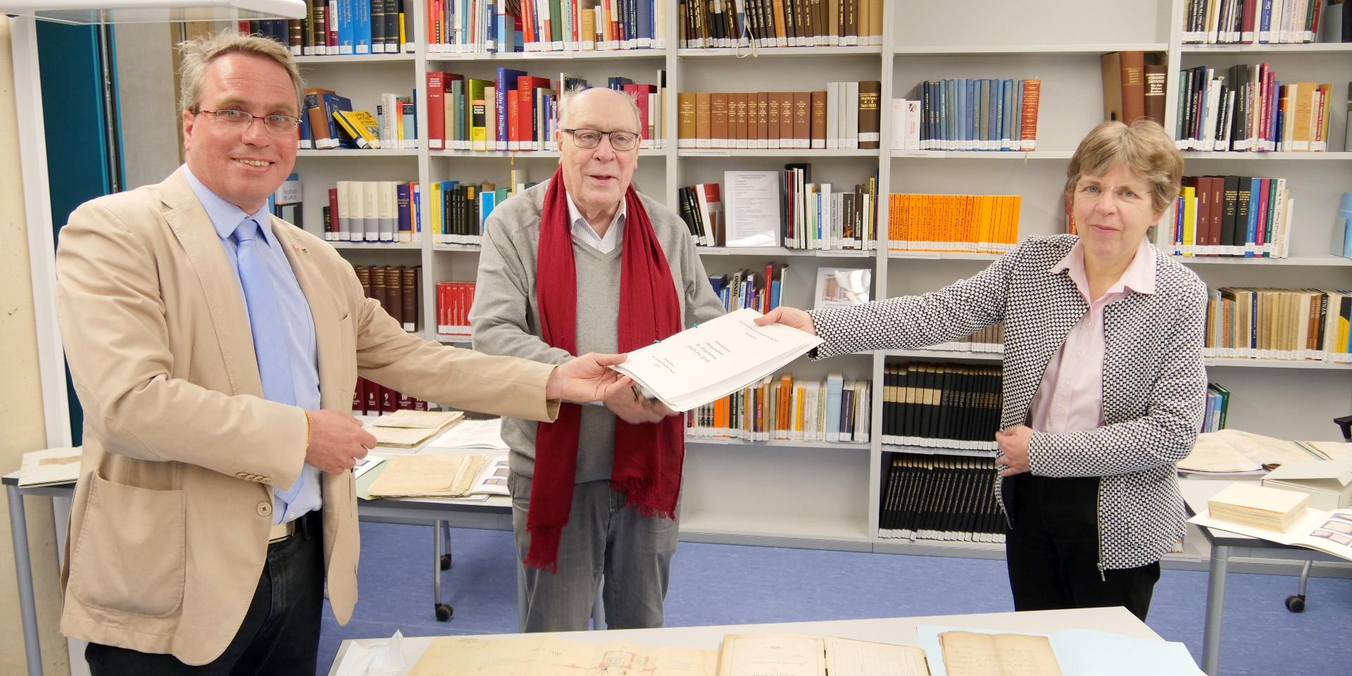 Geschichte zum Anfassen: Viele Pfarrarchive im Bistum Aachen reichen oft zurück bis ins Mittelalter. Sie erzählen nicht nur die Historie der Kirche, sondern auch die Entwicklung von Dörfern und Städten, von Kriegen und Hungersnöten. Aufgrund der Fülle von Handschriften, Kirchenbüchern und Akten wird es für die Gemeinden immer schwieriger geeignete Räume zu finden, um die wertvollen Dokumente sowohl aus konservatorischen Gesichtspunkten als auch aus dem Blickwinkel des Datenschutzes heraus sicher unterzubringen. Immer mehr Gemeinden nutzen deswegen die Möglichkeit, ihre Pfarrarchive als Depositum dem Bischöflichen Diözesanarchiv des Bistums Aachen zu übergeben – so auch jüngst die Pfarrei Heilig Geist in Jülich. Sie übergab das Pfarrarchiv der ehemaligen Pfarrei Selgersdorf St. Stephanus, die seit 2013 als Gemeinde zur Pfarrei Heilig Geist Jülich gehört, an das Diözesanarchiv.