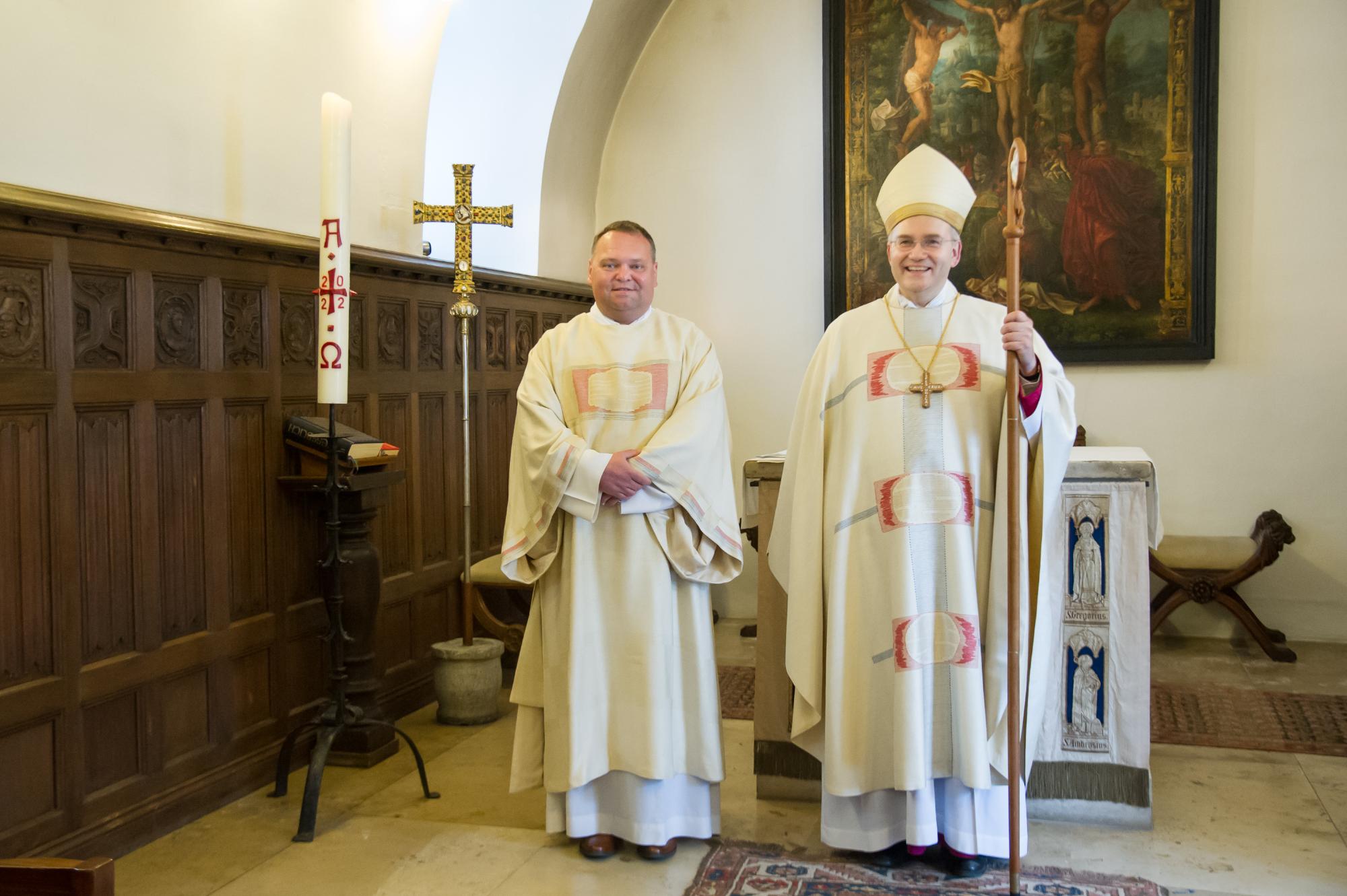 Diakonenweihe Norbert Häusler (li.) mit Bischof Dr. Helmut Dieser, 30. April 2022