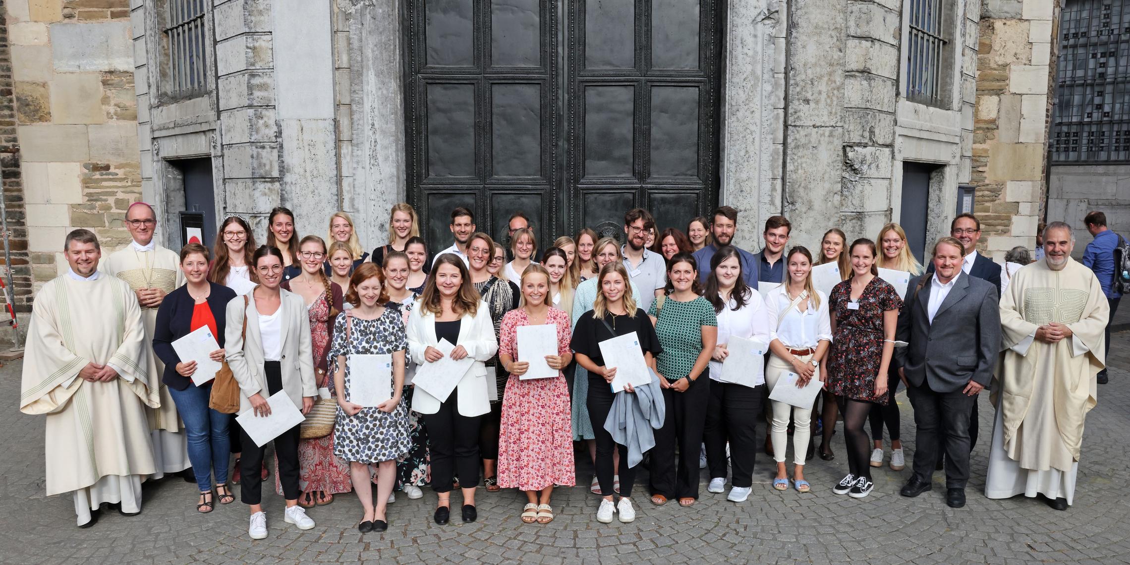 Verleihung Missio Canonica 2022 9 Religionslehrerinnen und -lehrer haben im Aachener Dom die kirchliche Beauftragung zur Erteilung des katholischen Religionsunterrichtes (Missio Canonica) erhalten. Es war die zweite Verleihungsfeier in diesem Jahr, den Gottesdienst zelebrierte Weihbschof Karl Borsch.