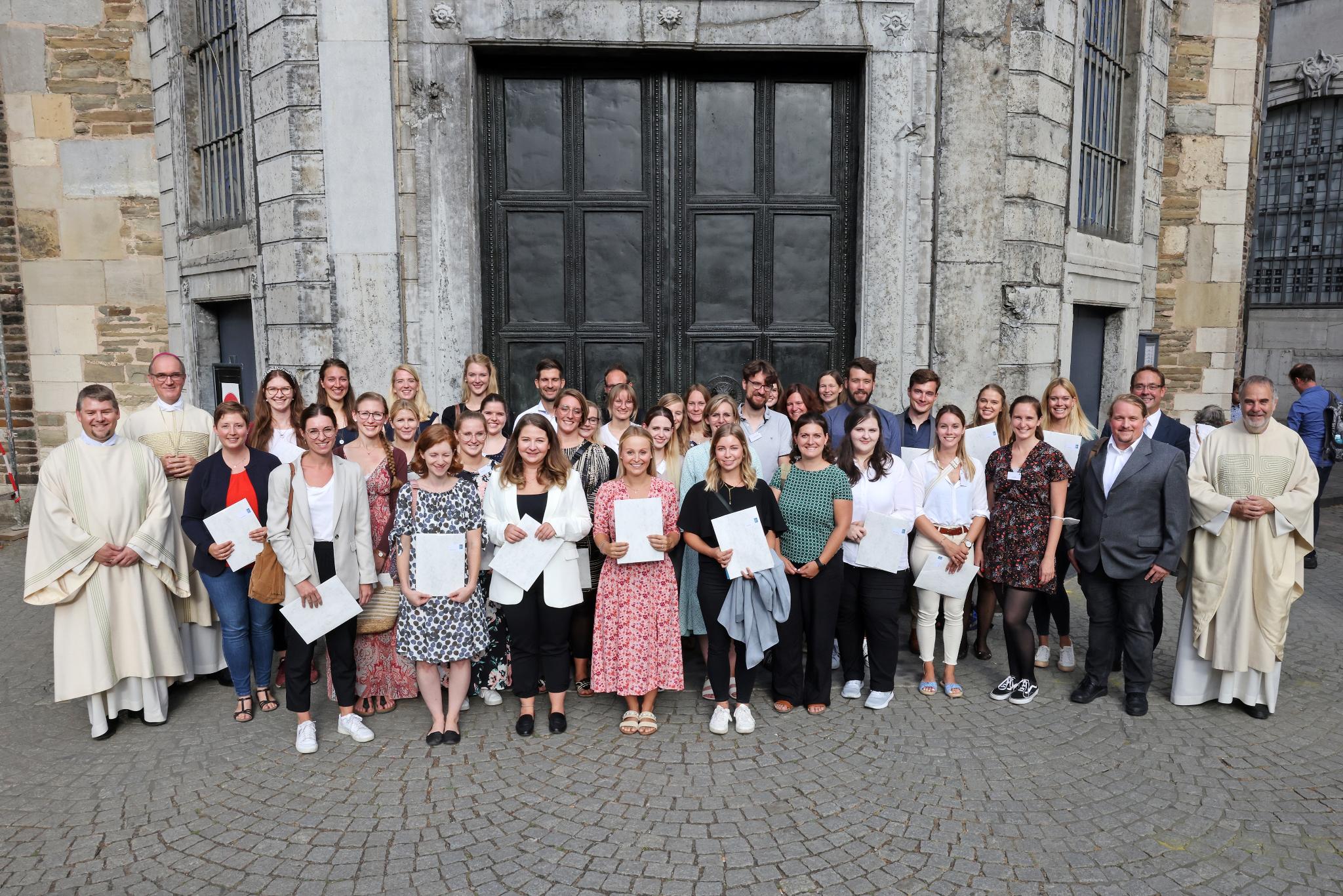 9 Religionslehrerinnen und -lehrer haben im Aachener Dom die kirchliche Beauftragung zur Erteilung des katholischen Religionsunterrichtes (Missio Canonica) erhalten. Es war die zweite Verleihungsfeier in diesem Jahr, den Gottesdienst zelebrierte Weihbschof Karl Borsch.