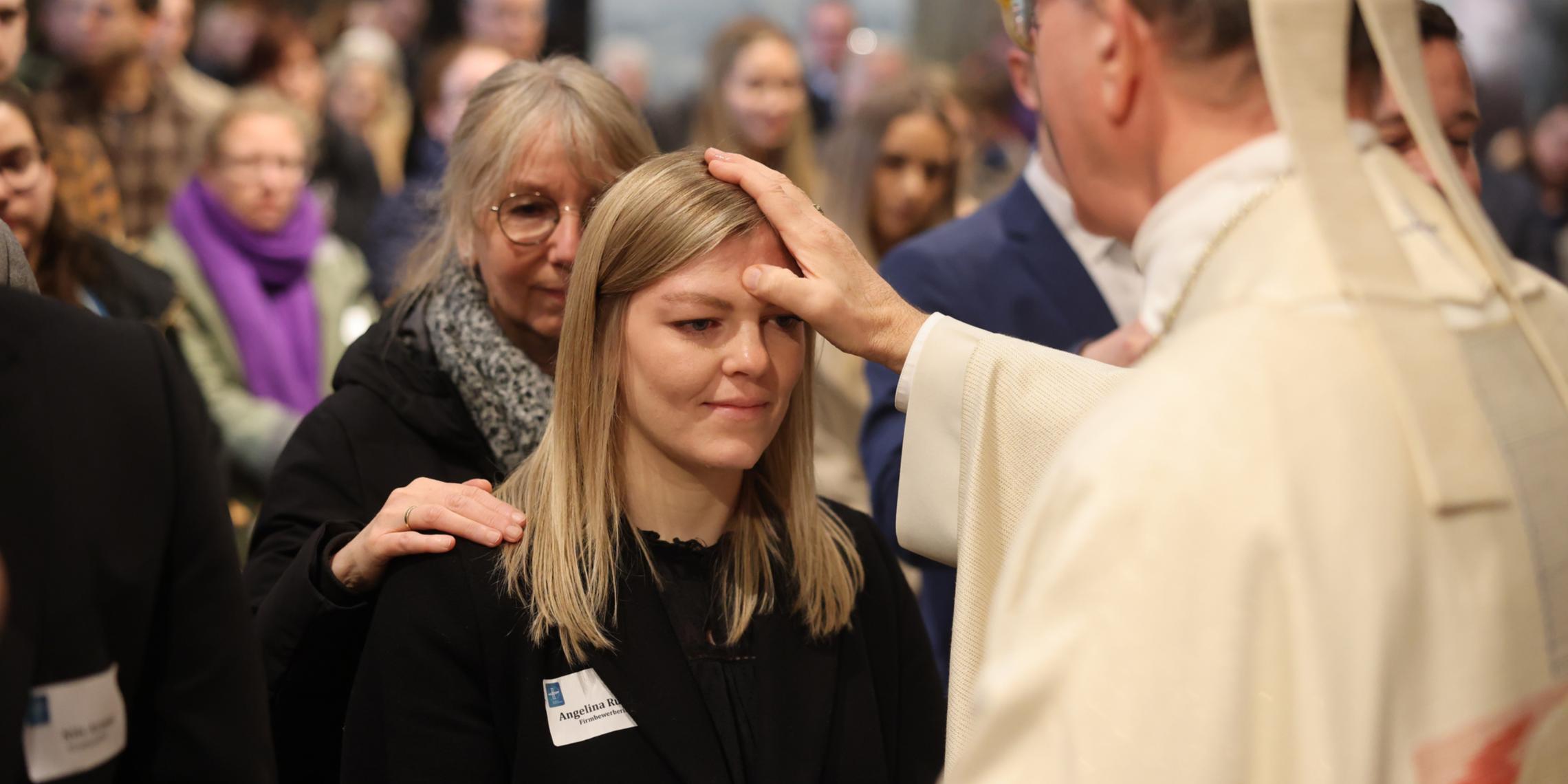 Angelina Runkel hat im Dom zu Aachen das Sakrament der Firmung durch Weihbischof Karl Borsch empfangen.