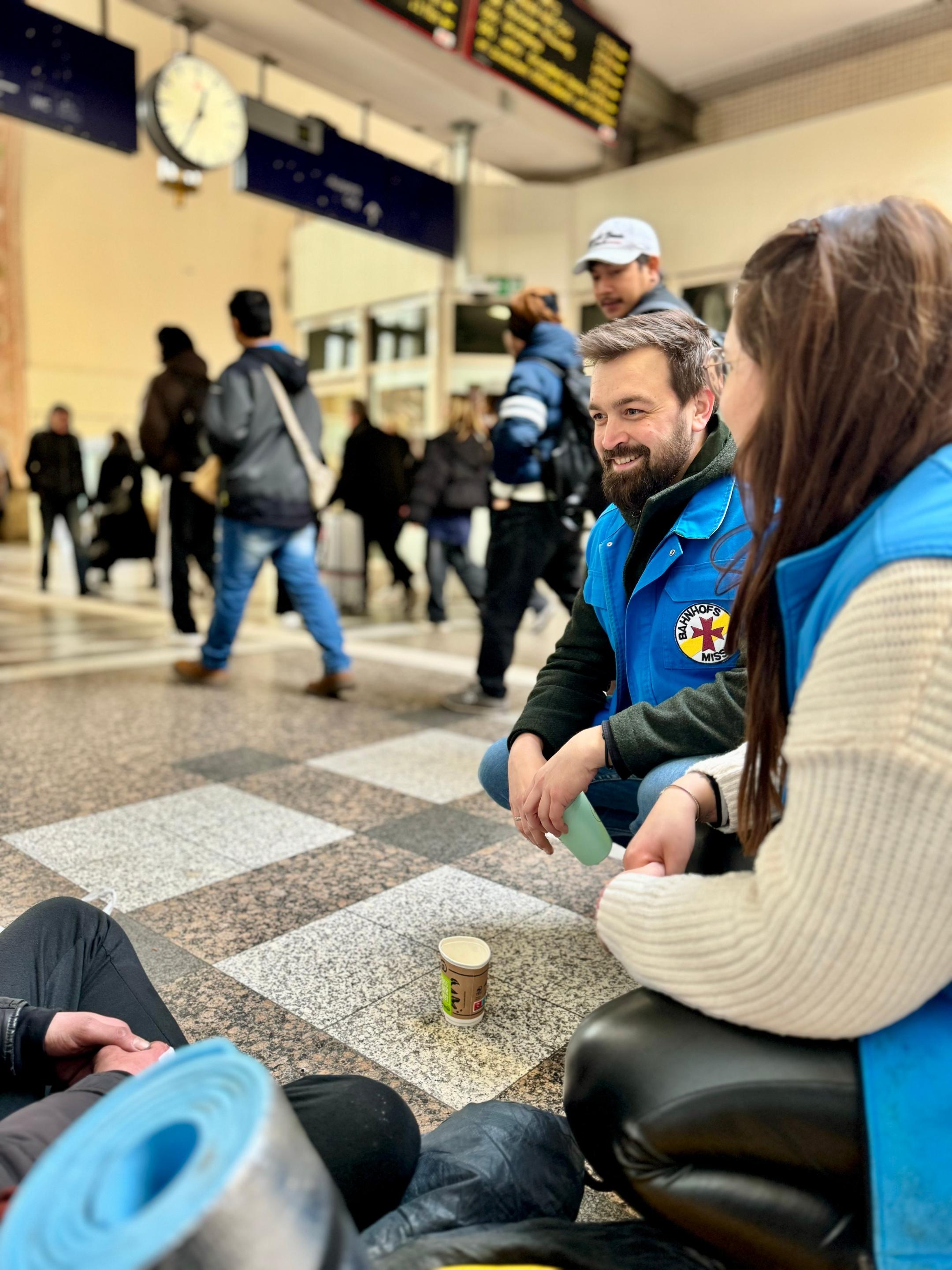 Die Mitarbeitenden der Bahnhofsmission Krefeld helfen allen Menschen