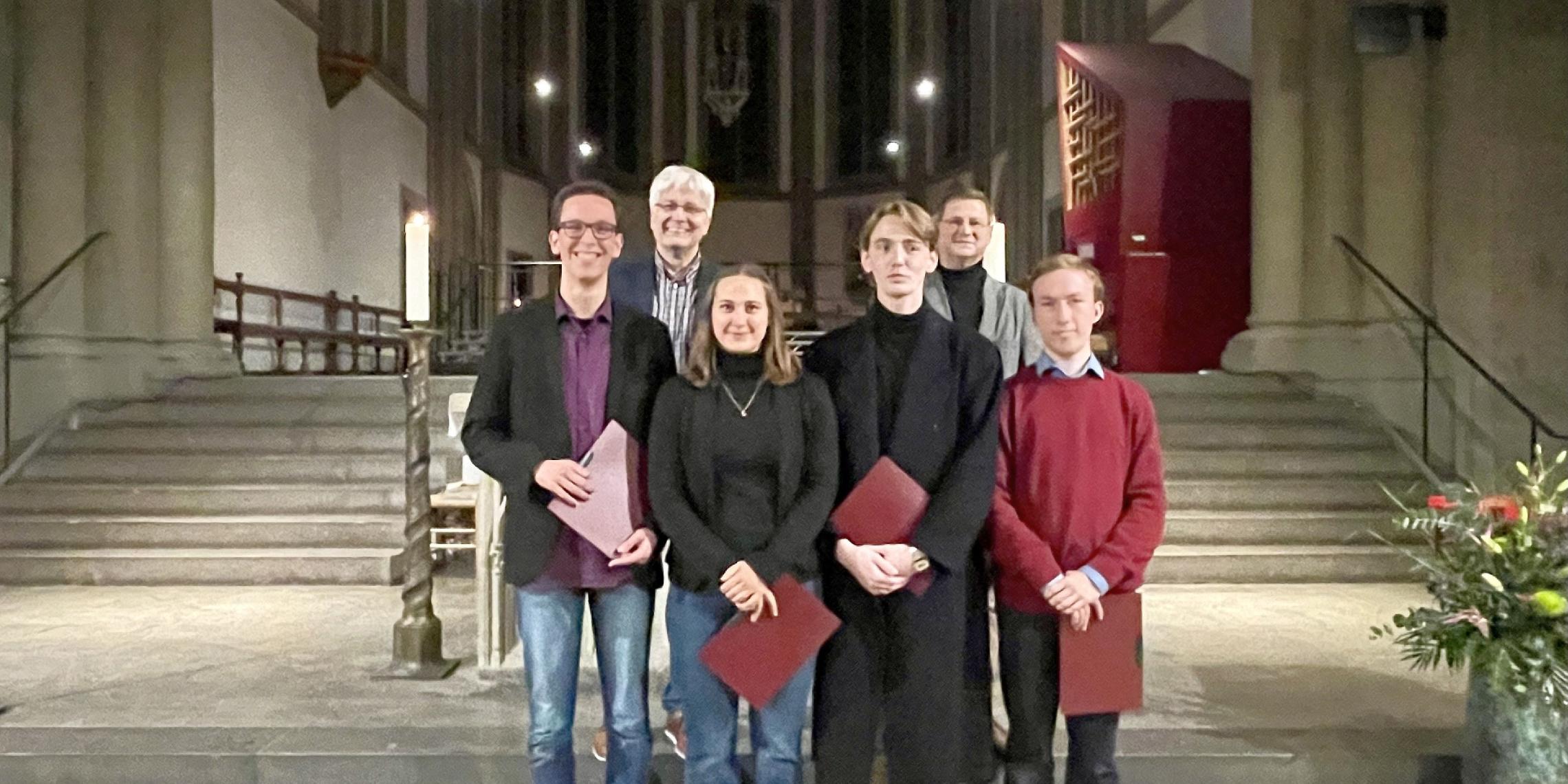 Kirchenmusikerinnen und -musiker schließen C-Ausbildung ab.