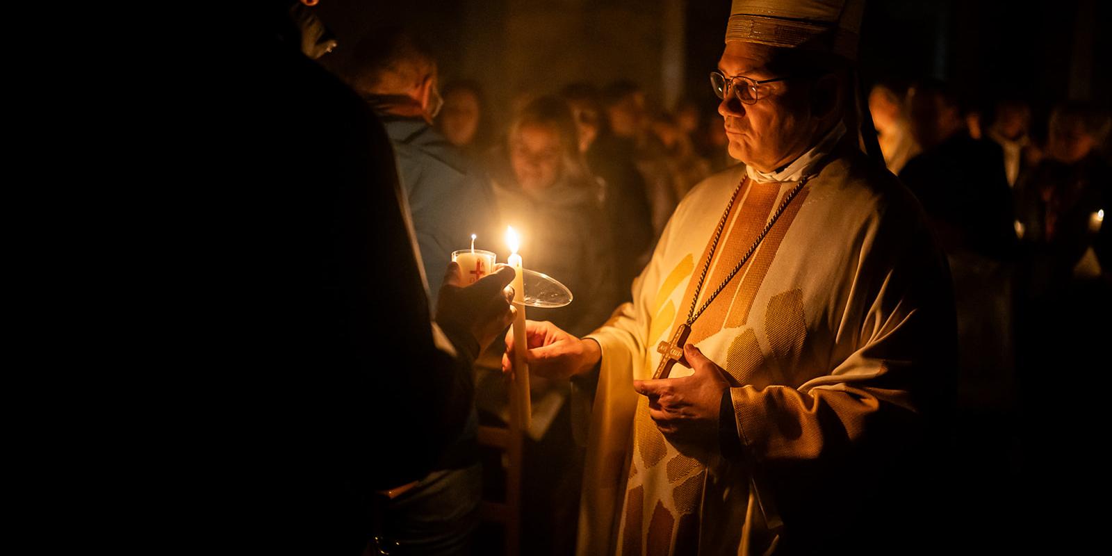 Weitergabe des Osterlichtes in der Osternachtsfeier