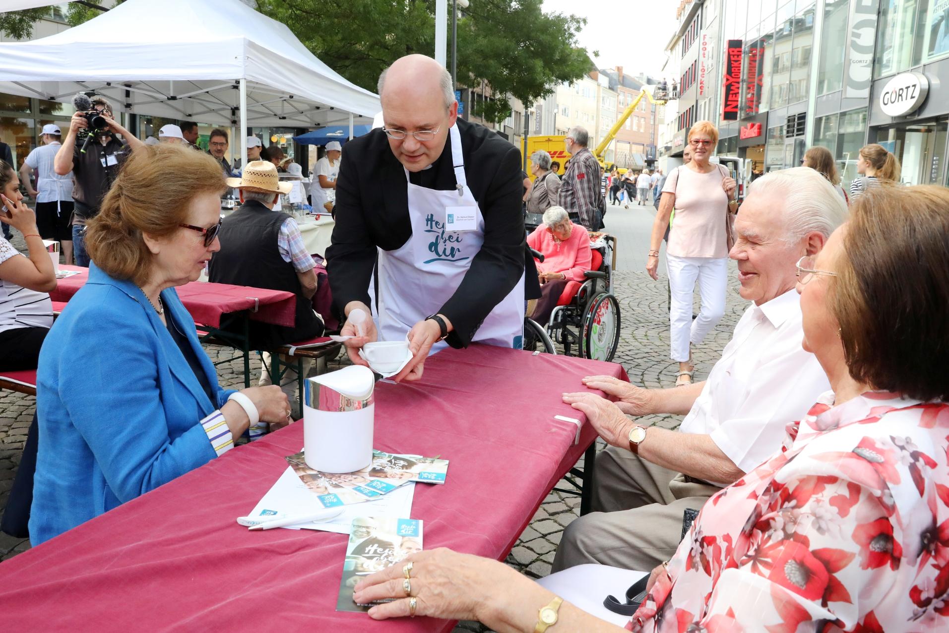 Bischof Dieser verteilt Suppe - Heute bei dir