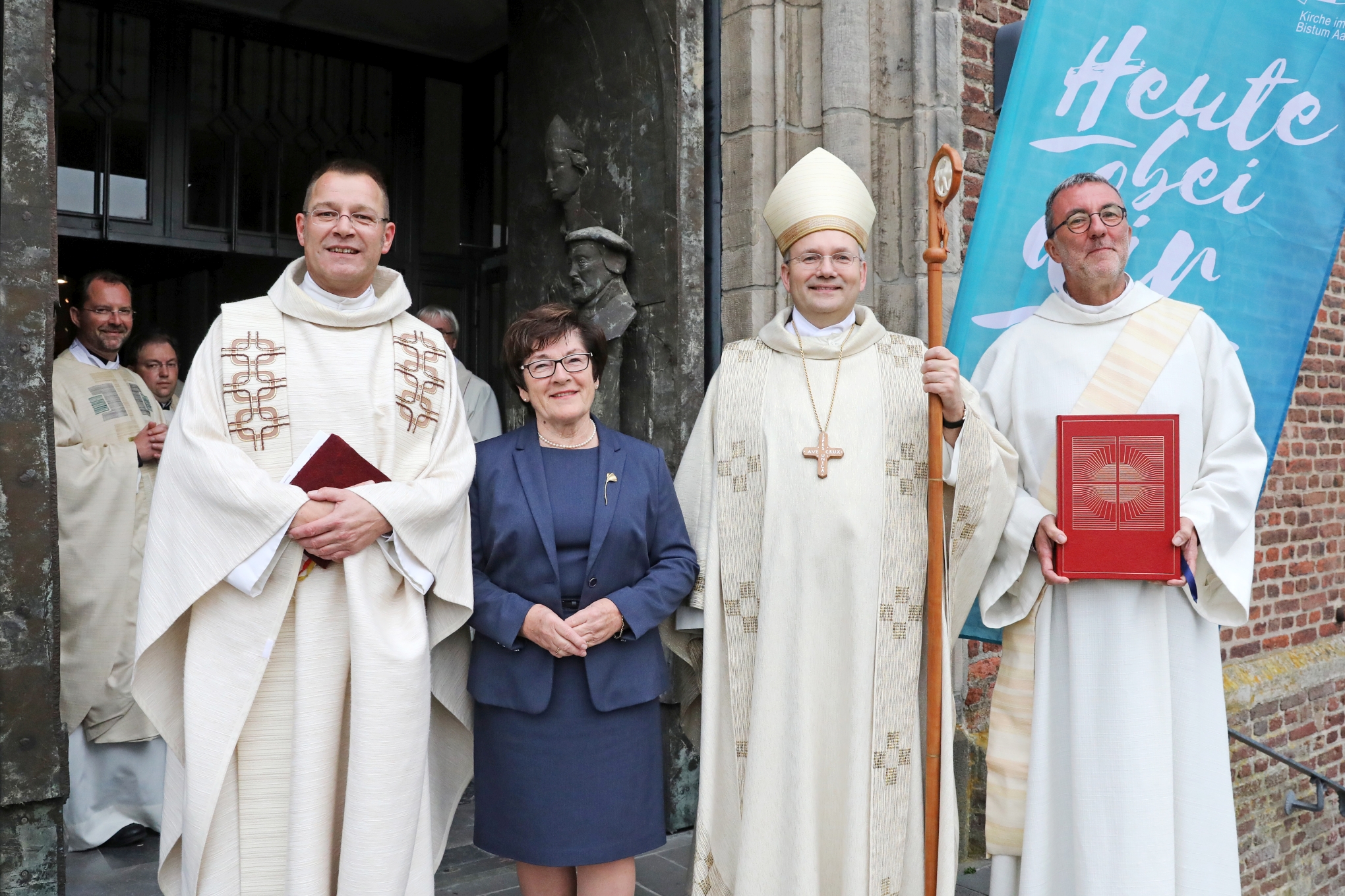 Regionalvikar Propst Markus Bruns, Diakon Stephan Lütgemeier sowie die ehrenamtliche Mitarbeiterin Hiltrud Derix mit Bischof Dr. Helmut Dieser