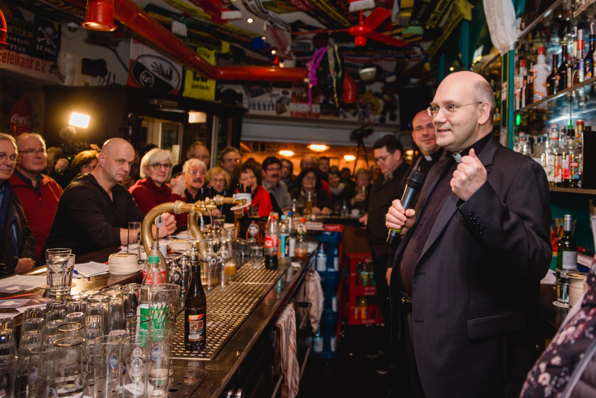 200 Gäste beten mit Bischof Dieser bei „Heute beim Bier“