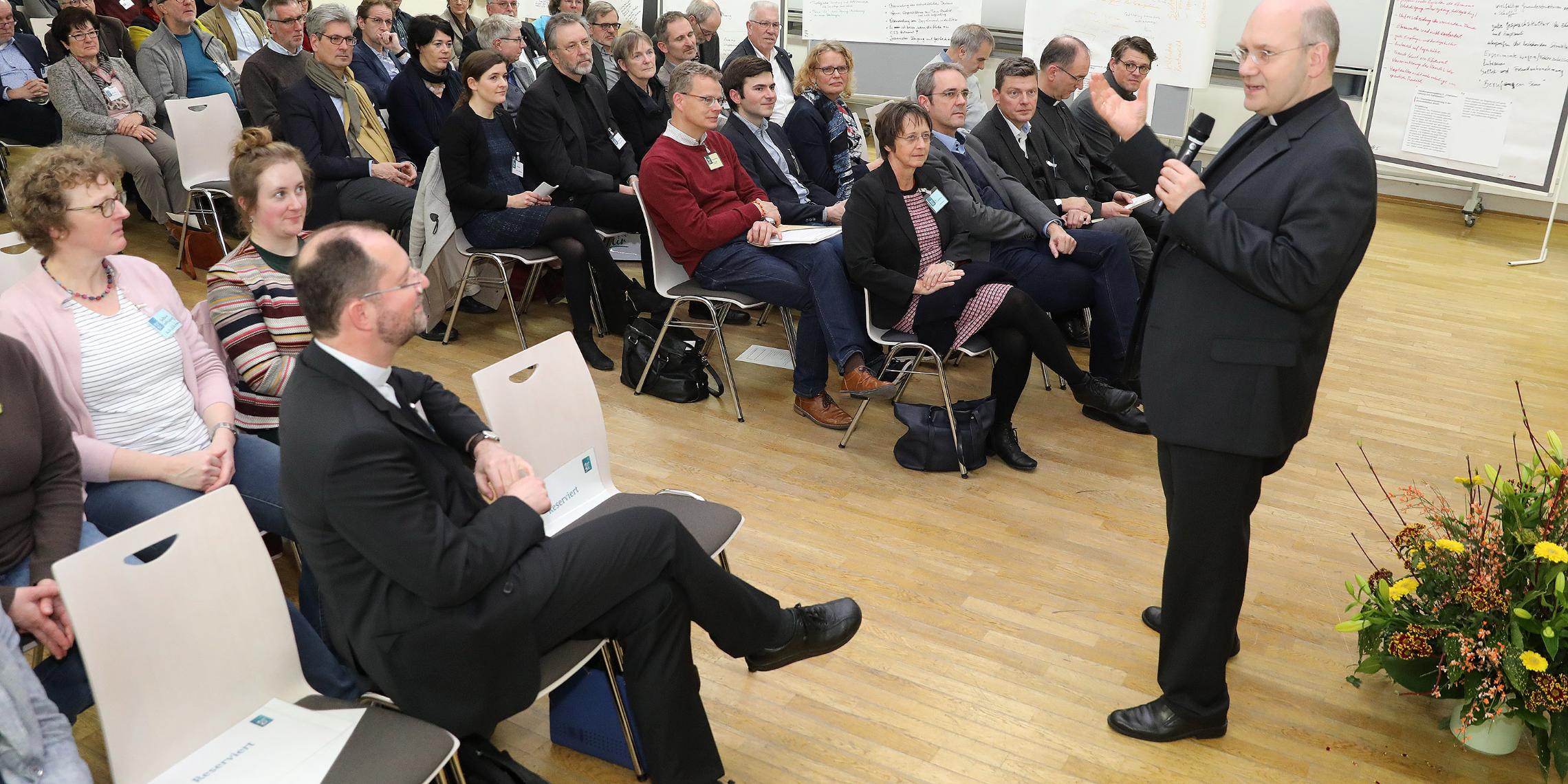 Bischof Dr. Helmut Dieser lobte das Engagement der Teilnehmer beim Perspektivtag zum 'Heute bei dir'-Prozess mit den Diözesanen Räten in Jülich.