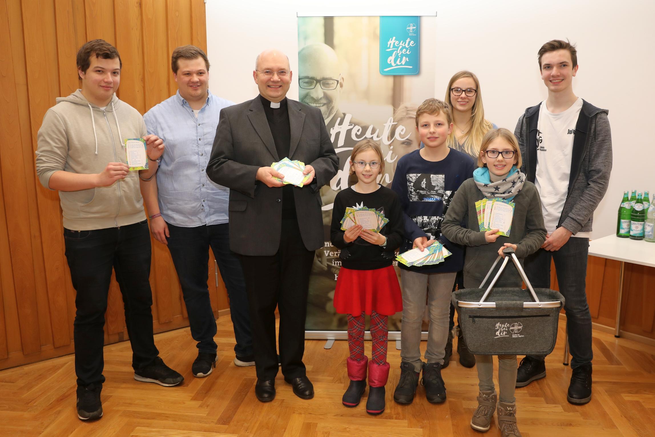 Simone Krebsbach (2.v.r.) und Simon Hinz (2.vl.), beide KjG, hatten die Idee zur Postkarten-Aktion.