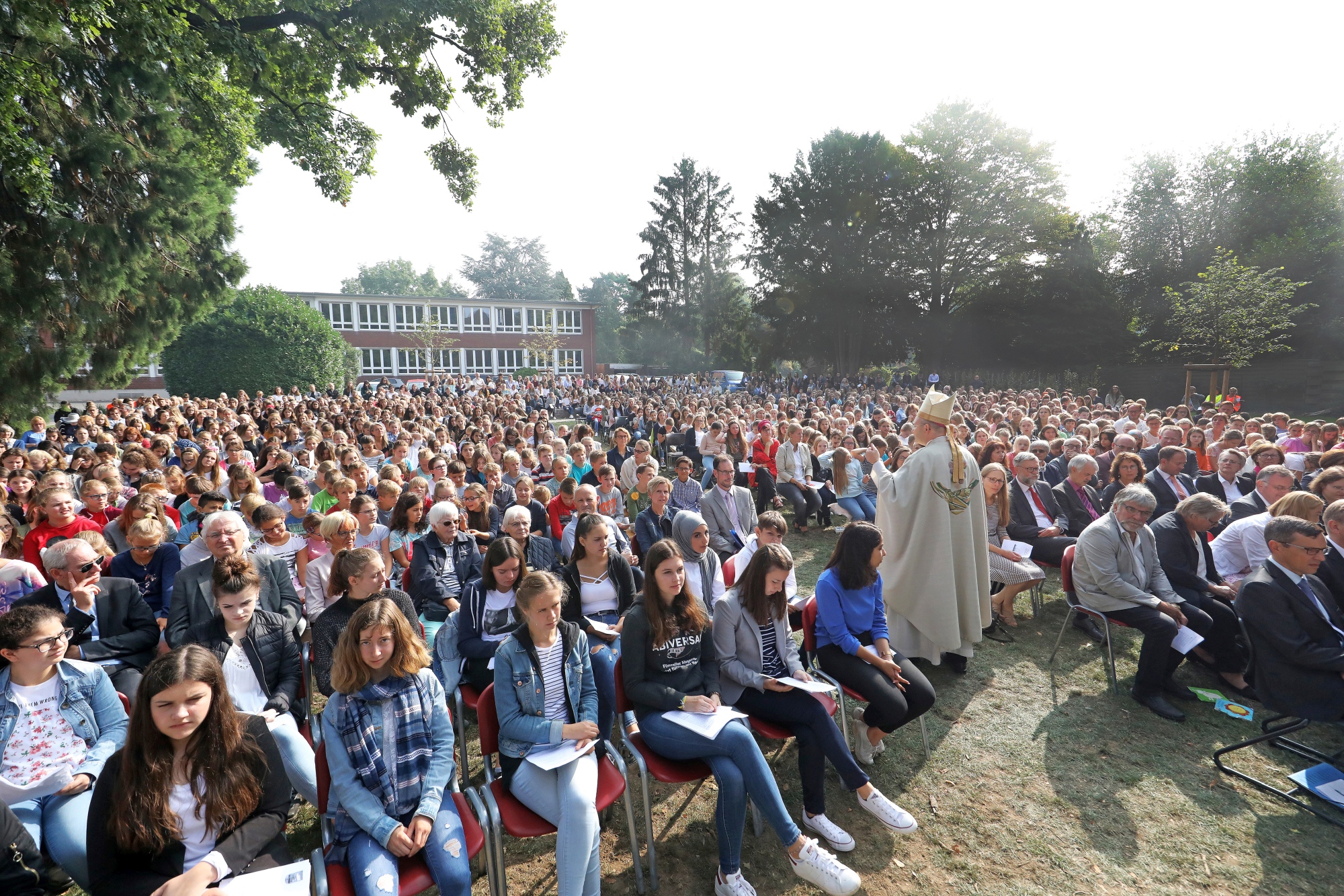 Bischof Dr. Helmut Dieser feierte mit Schülern, Lehrern und Eltern einen Gottesdienst im Park der St. Angela-Schule (c) Bistum Aachen / Andreas Steindl