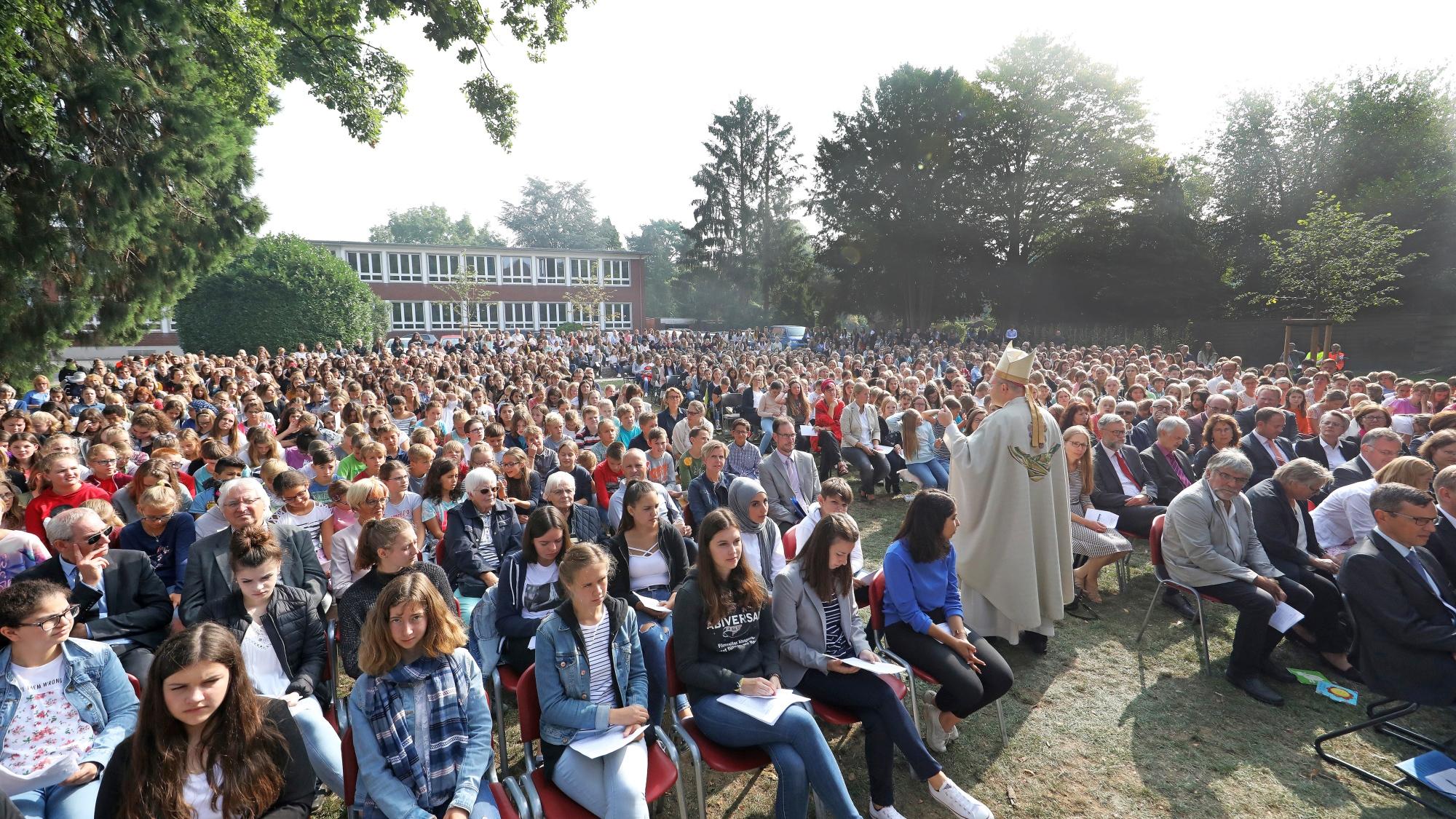 Bischof Dr. Helmut Dieser feierte mit Schülern, Lehrern und Eltern einen Gottesdienst im Park der St. Angela-Schule