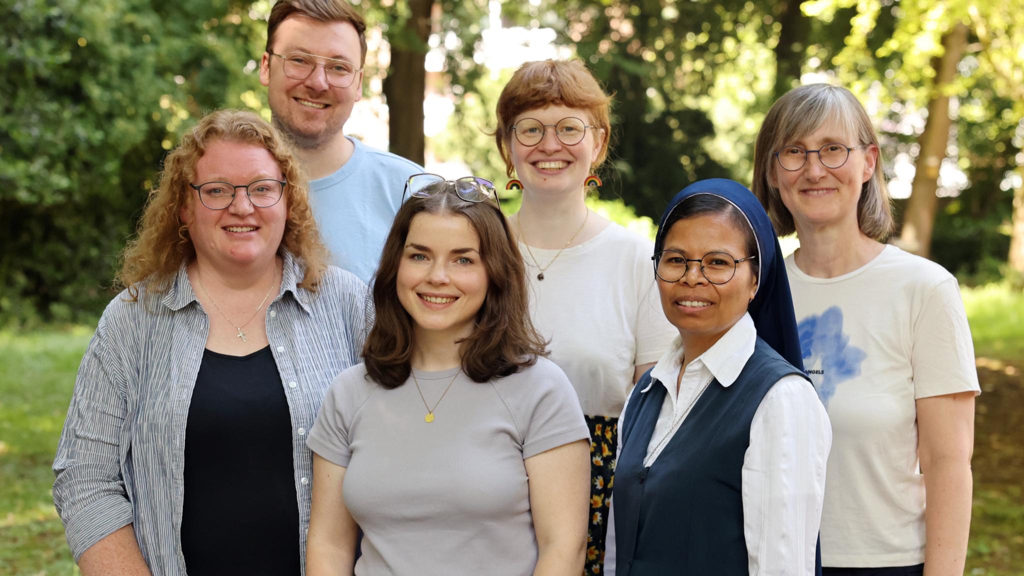 Haben ihre Ausbildung abgeschlossen: Tanja Görlach, Anna Schlecht, Schwester Imelda Taneo SSpS, Jonas Küppers, Clara Keck und Claudia Brüser-Meyer (v. l. n. r.). Es fehlt Jorge Gallegos Sánchez.