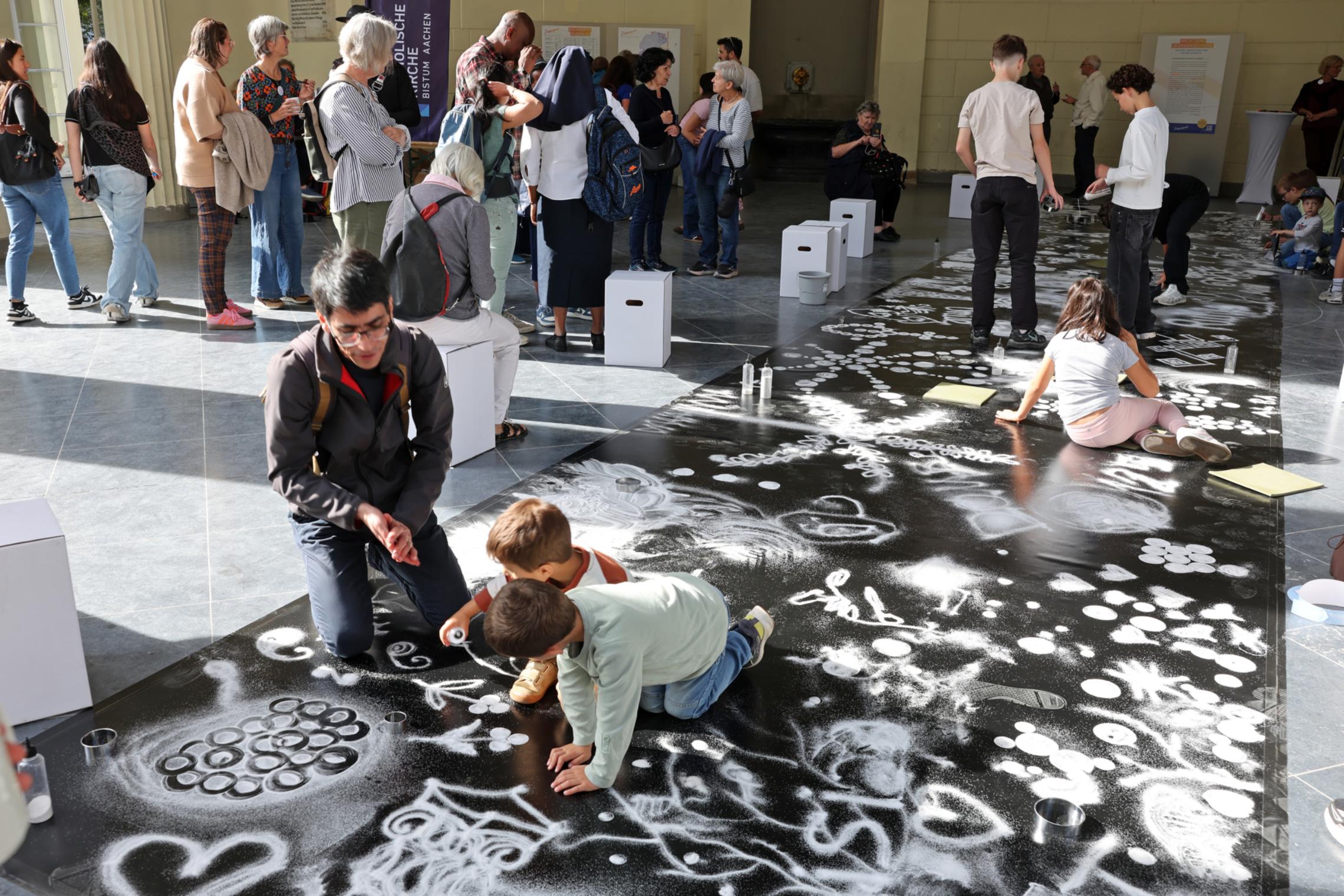 Gemeinsame Kunstaktion in der Rotunde der Elisengalerie