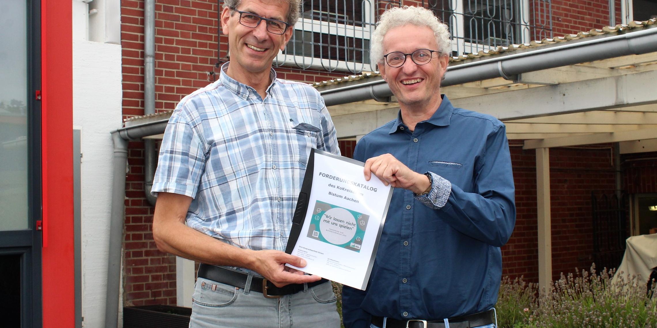 achen politischen Druck (v.l.): Die Sprecher des Koordinationskreises kirchlicher Arbeitsloseninitiativen im Bistum Aachen Matthias Merbecks und Dr. Manfred Körber haben den Forderungskatalog zur Bundestagswahl vorgestellt.