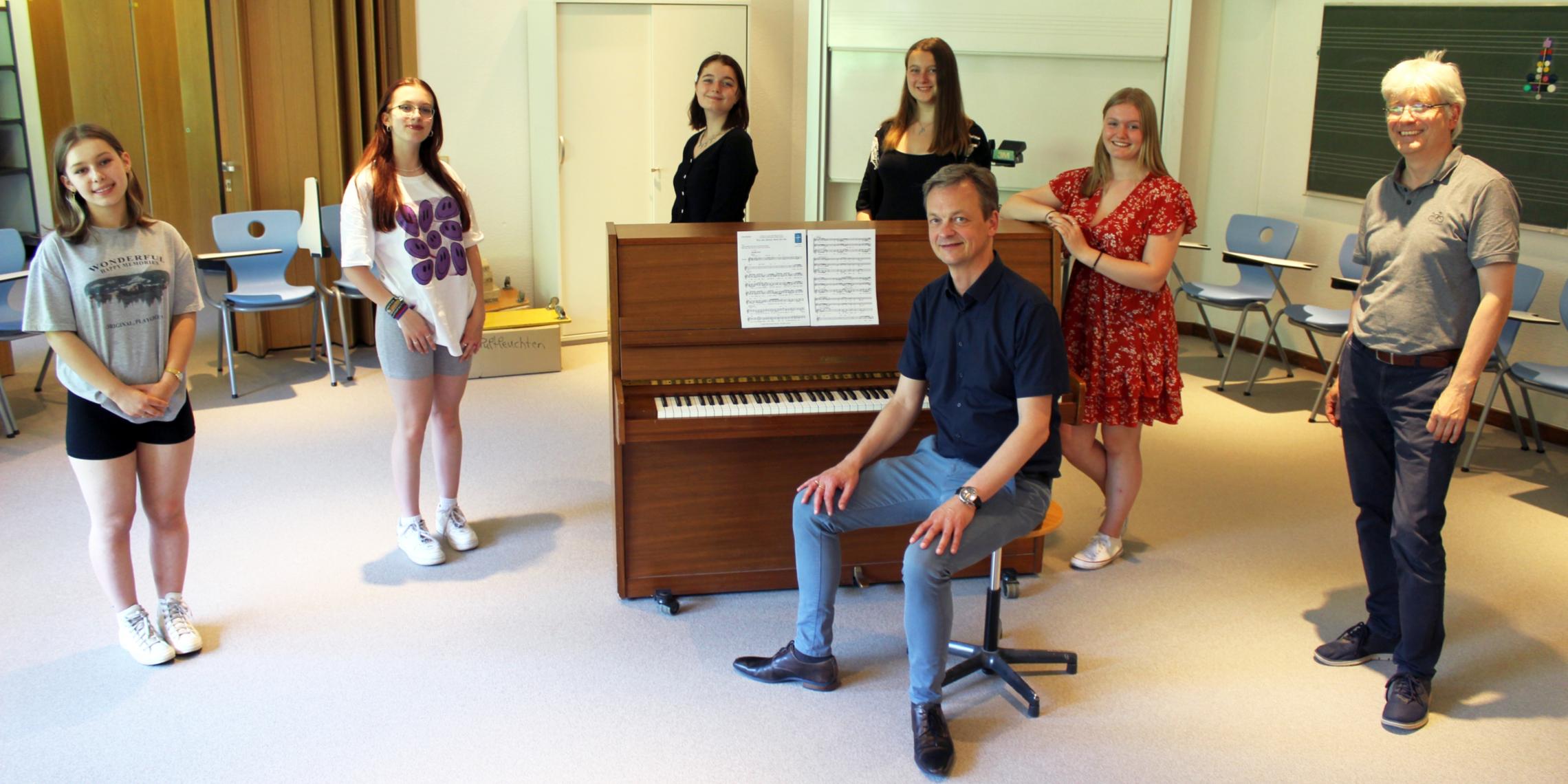 Haben nicht damit gerechnet, den Song-Wettbewerb zu gewinnen: Julia Kraayvanger, Annika Bürcks, Sofie Kapuscik, Finia Lillie und Ellen Mevissen mit ihrem Lehrer Hans-Peter Kortmann (sitzend) haben mit ihrem Song-Text die Jury, unter anderem Professor Michael Hoppe (r.), überzeugt.