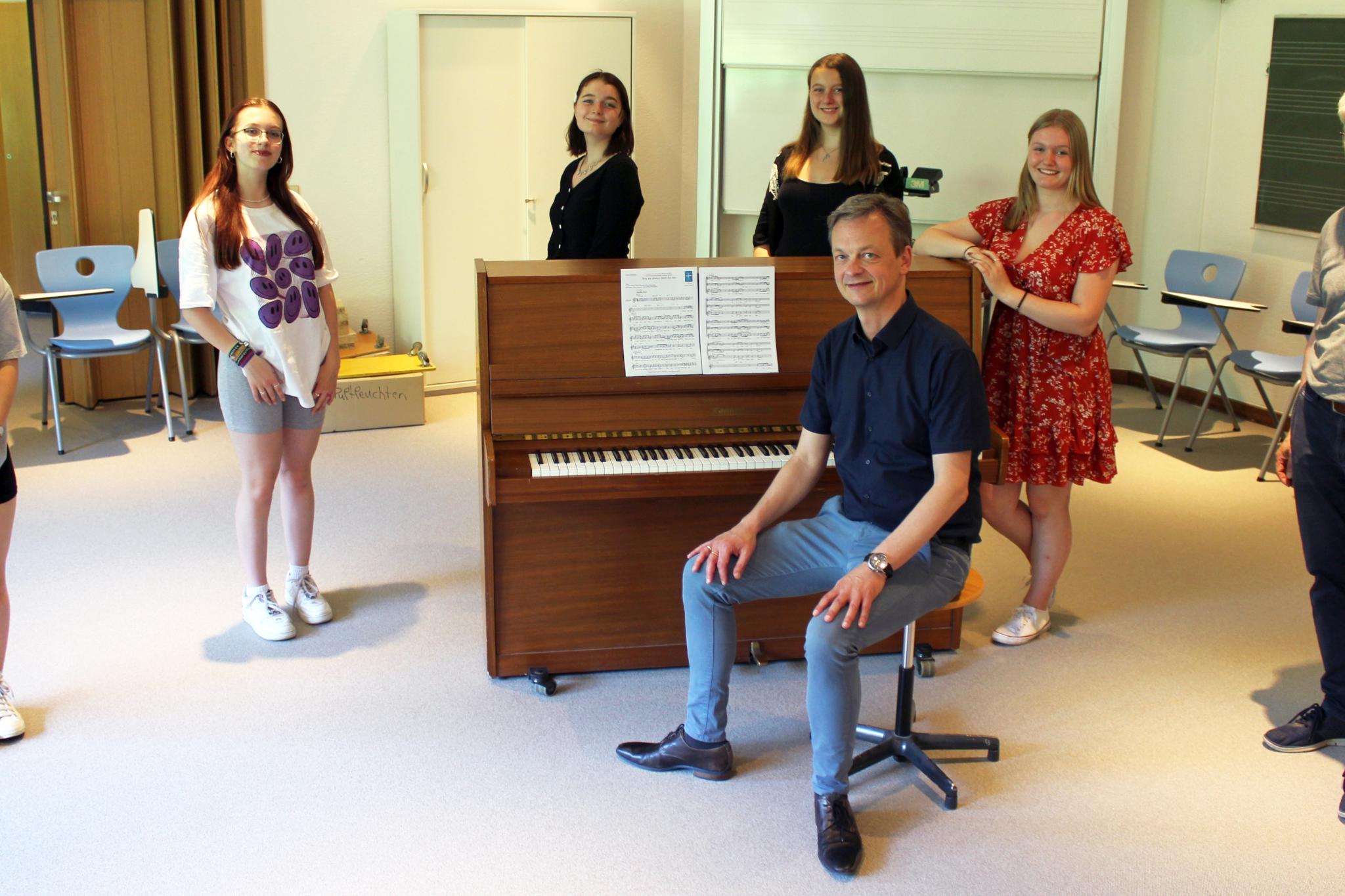 Haben nicht damit gerechnet, den Song-Wettbewerb zu gewinnen: Julia Kraayvanger, Annika Bürcks, Sofie Kapuscik, Finia Lillie und Ellen Mevissen mit ihrem Lehrer Hans-Peter Kortmann (sitzend) haben mit ihrem Song-Text die Jury, unter anderem Professor Michael Hoppe (r.), überzeugt.