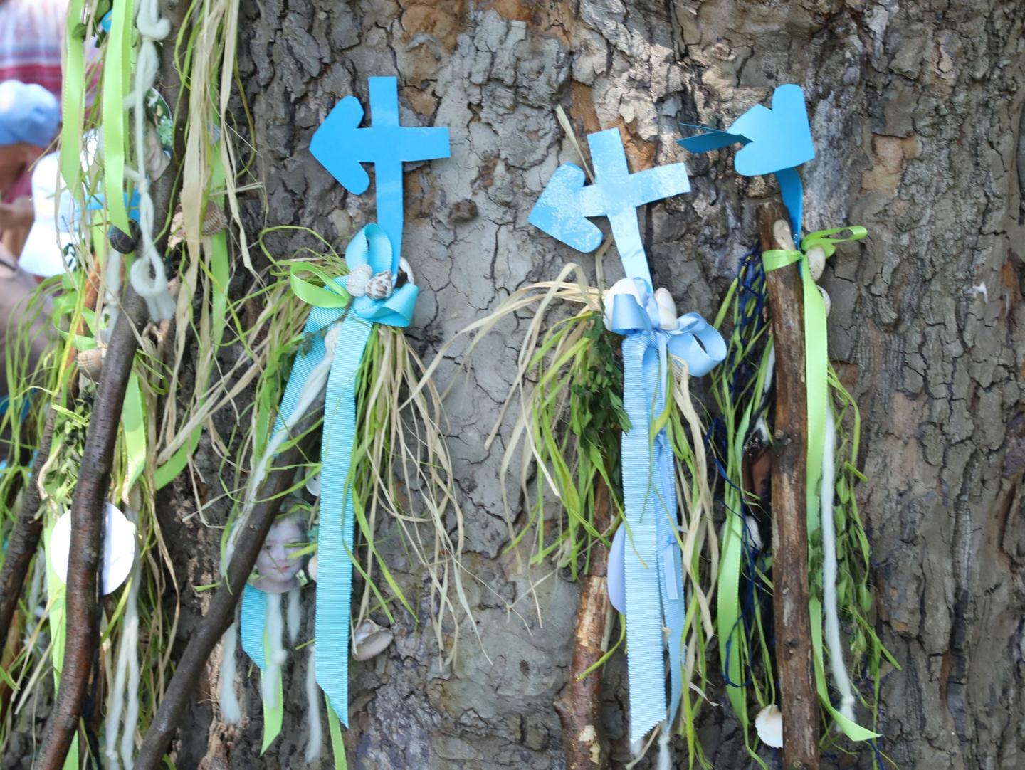 Mit ihren bunt geschmückten Pilgerstäben - das Pilgerkreuz ist das Symbol der Heiligtumsfahrt Aachen - begeben sich 1.800 Vorschulkinder dieses Mal in den Regionen des Bistums auf Entdeckungsreise. (c) Bistum Aachen / Andreas Steindl