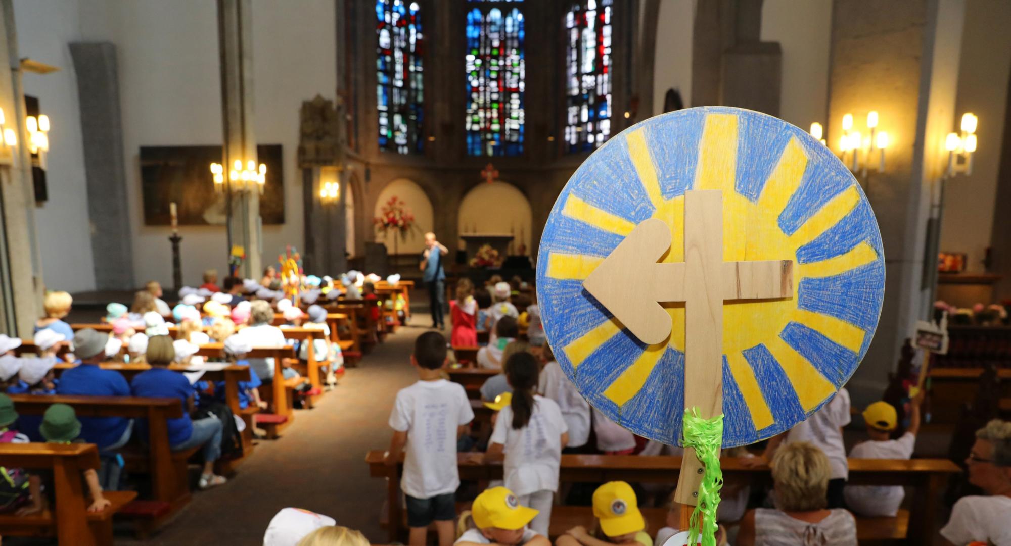 Mit ihren bunt geschmückten Pilgerstäben - das Pilgerkreuz ist das Symbol der Heiligtumsfahrt Aachen - begeben sich 1.800 Vorschulkinder dieses Mal in den Regionen des Bistums auf Entdeckungsreise.