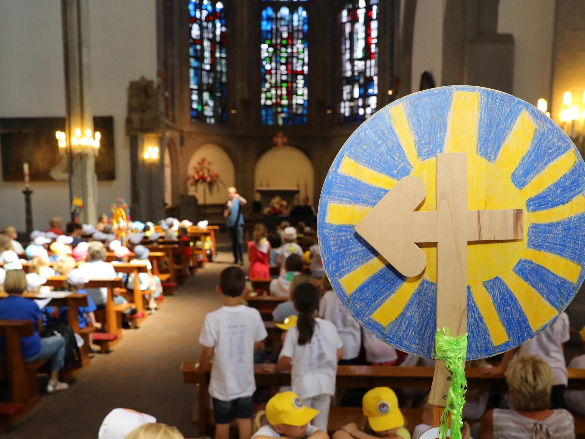 Mit ihren bunt geschmückten Pilgerstäben - das Pilgerkreuz ist das Symbol der Heiligtumsfahrt Aachen - begeben sich 1.800 Vorschulkinder dieses Mal in den Regionen des Bistums auf Entdeckungsreise.