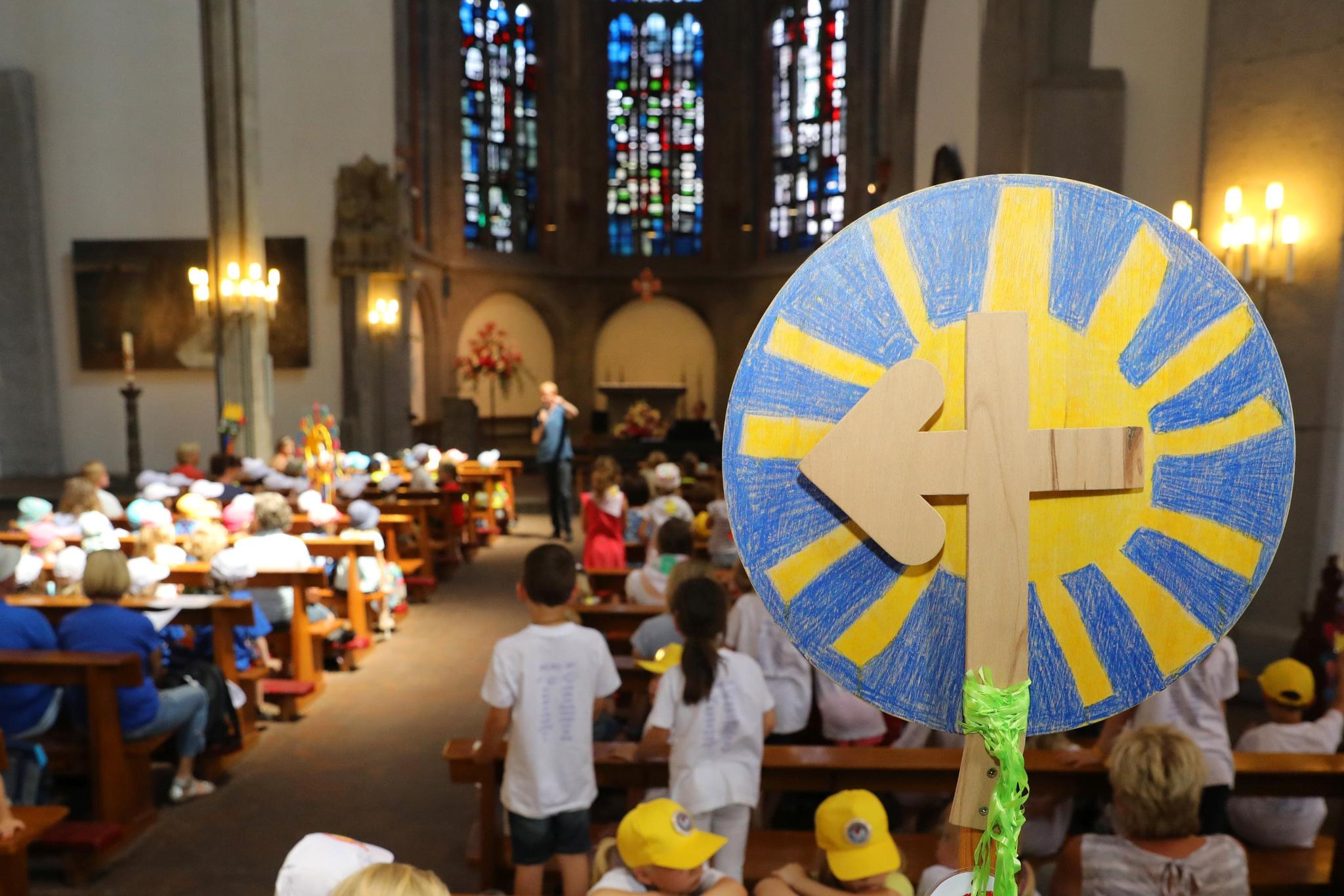Mit ihren bunt geschmückten Pilgerstäben - das Pilgerkreuz ist das Symbol der Heiligtumsfahrt Aachen - begeben sich 1.800 Vorschulkinder dieses Mal in den Regionen des Bistums auf Entdeckungsreise.