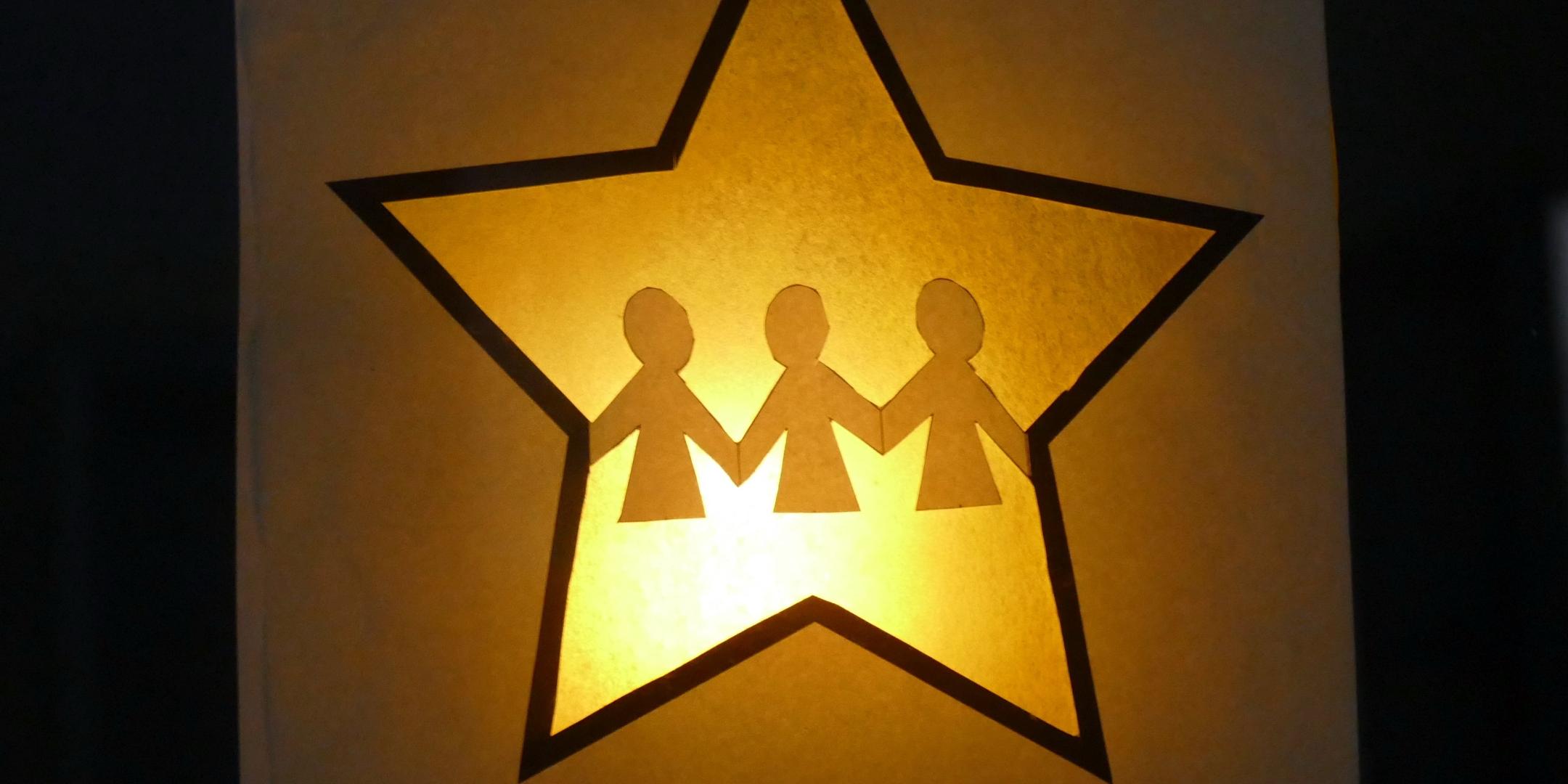 Mit einem Fensterbild Solidarität zeigen mit den Menschen in den Flutgebieten im Westen Deutschlands, dazu rufen das Bistum Aachen und der Caritasverband für das Bistum Aachen auf.