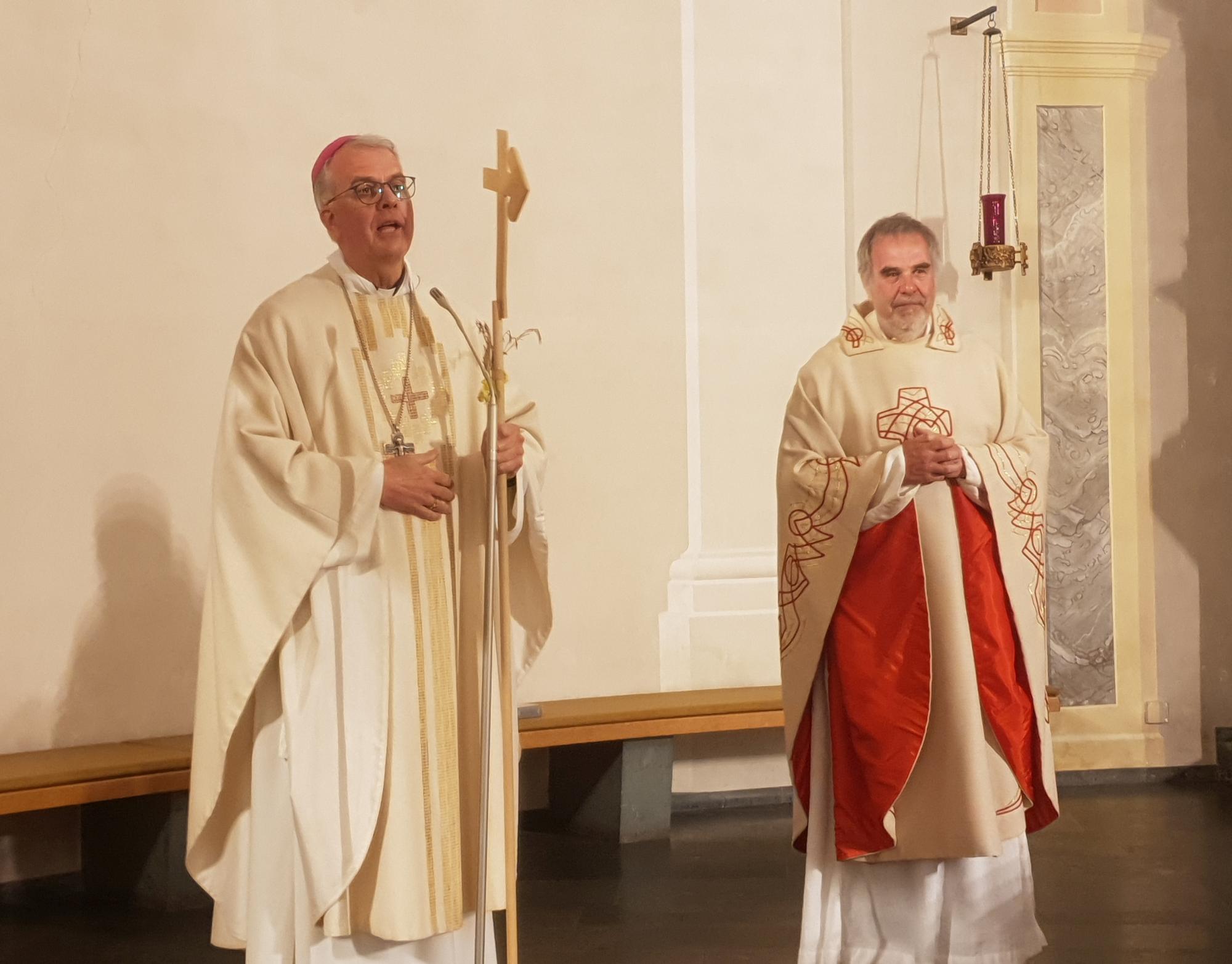 Der Aachener Dompropst Rolf-Peter Cremer (r.) hat den Trierer Dompropst Jörg Michael Peters sowie die Menschen im Bistum Trier zur Heiligtumsfahrt nach Aachen eingeladen.