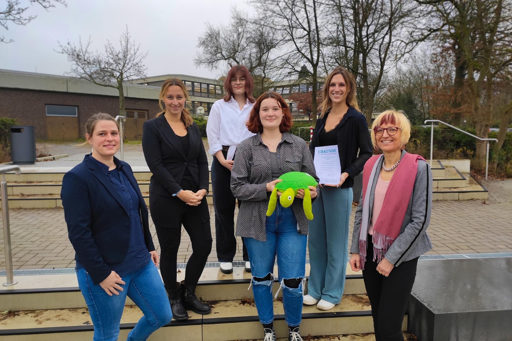Für besonderes Engagement im Umweltschutz ist die bischöfliche Maria-Montessori-Gesamtschule in Krefeld vom Bistum Aachen ausgezeichnet worden: Amelie Schöller, Anna-Sophie Gutmann und Lehrerin Christina Schmidt setzen sich an der Maria-Montessori-Schule in Krefeld für die Umwelt ein. Die Urkunde überreichten Marie Goebel (l.) und Claudia Schlösser (r.), mit dabei auch Schulleiterin Gabriele Vogt (2.v.l.)