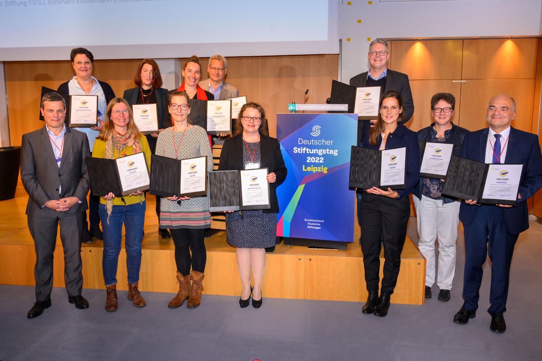 Die Stiftung „Stiftungsforum Kirche im Bistum Aachen“ hat erneut das Qualitätssiegel für seine gute Treuhandstiftungsverwaltung erhalten. Angela Mispagel (vordere Reihe, 4.v.l.), Geschäftsführerin der Stiftung, nahm die Urkunde in Leipzig entgegen.