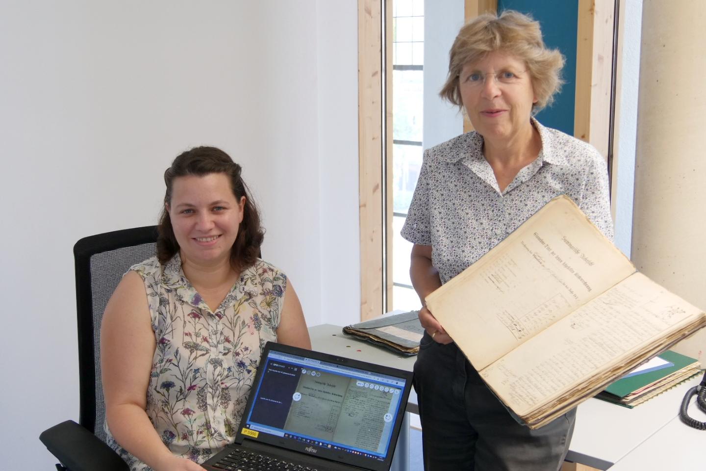 Nächster Schritt in der Digitalisierung: Archivarin Julia Haberstock (l.) und Dr. Beate Sophie Fleck (r.), Leiterin des Diözesanarchivs, freuen sich, dass die Ortsakten aus den belgischen Gebieten um Eupen, Malmedy und St. Vith ab sofort online einsehbar.