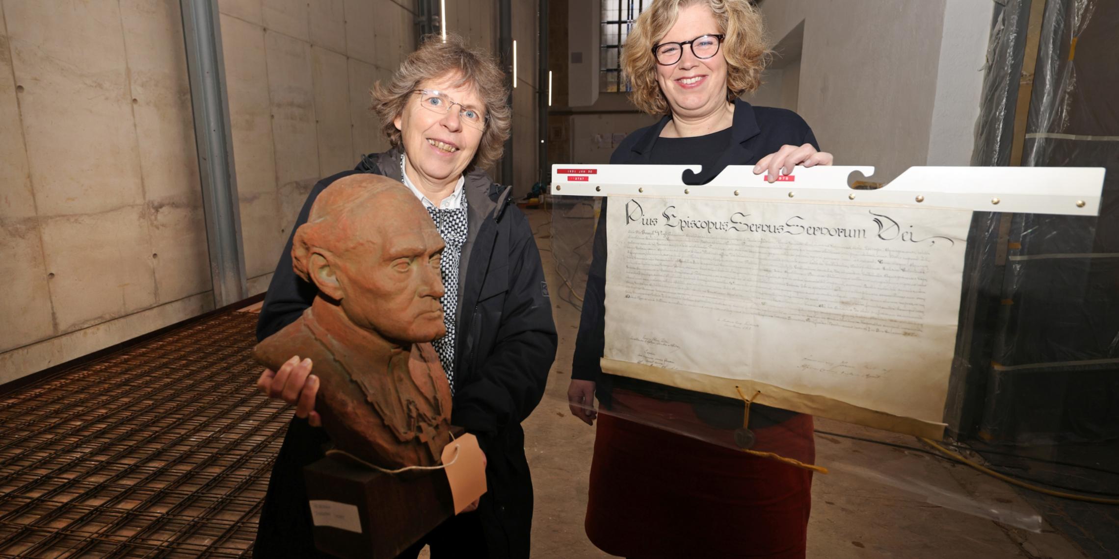 Dr. Beate Sophie Fleck (l.), Direktorin des Diözesanarchivs Aachen, und die Kuratorin der neuen Dauerausstellung, Anke Asfur.