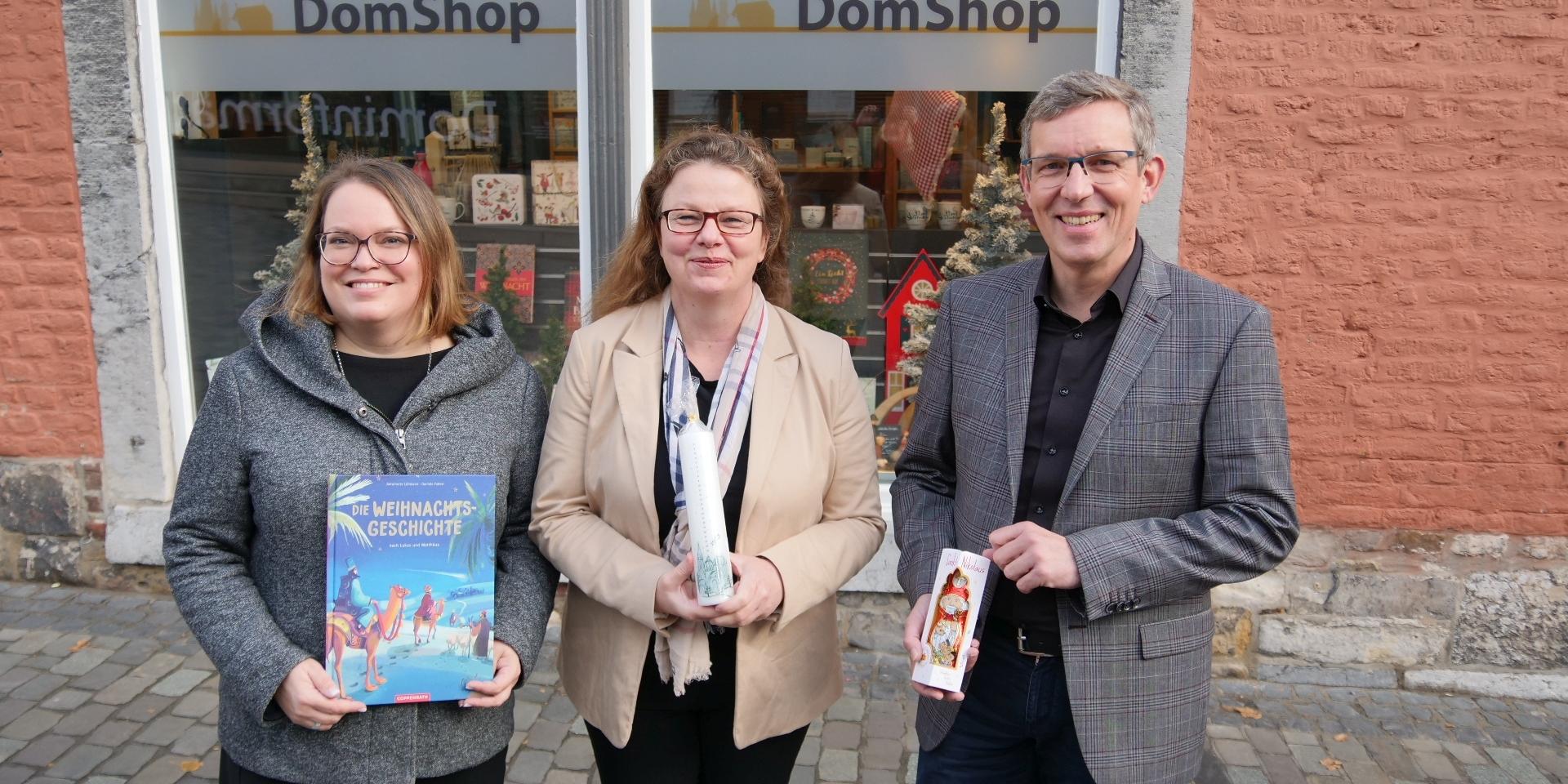 Freuen sich über Unterstützung: Nina Bursche vom Domshop (v.l.), Angela Mispagel und Dr. Thomas Ervens.