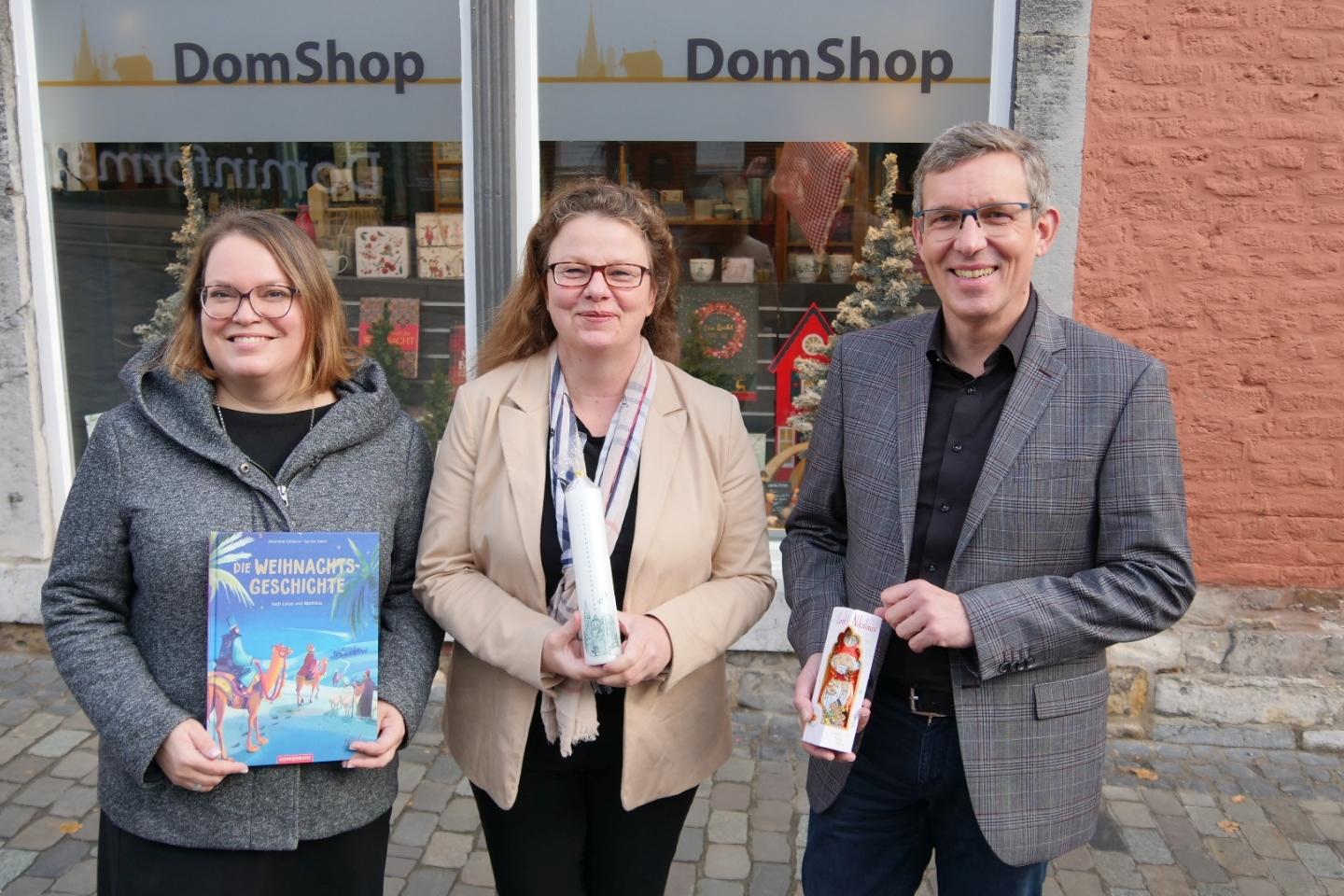 Freuen sich über Unterstützung: Nina Bursche vom Domshop (v.l.), Angela Mispagel und Dr. Thomas Ervens.
