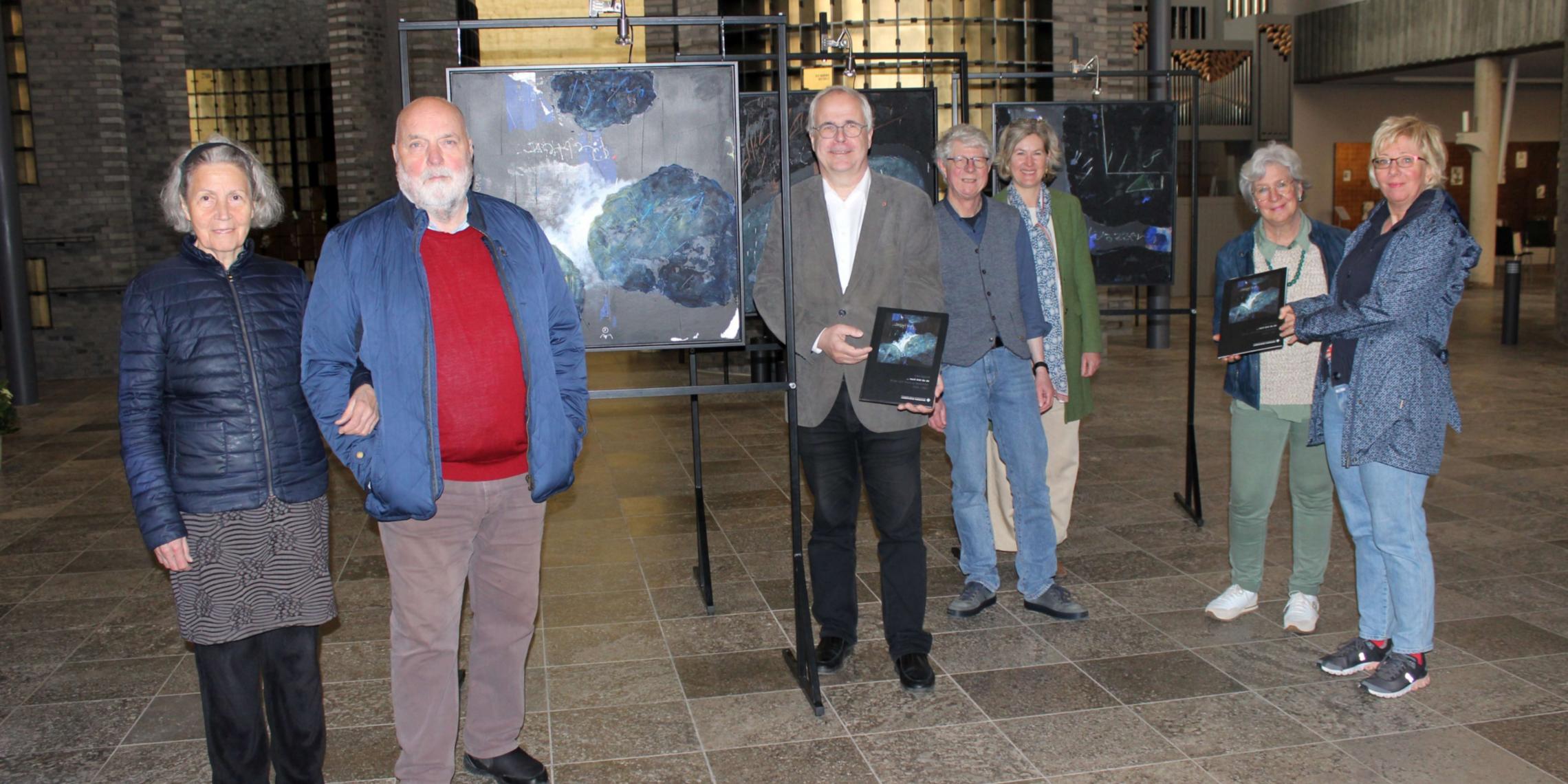 Freuen sich auf viele Besucherinnen und Besucher: Künstler Uwe Appold mit seiner Frau Marlies (v.l.), Pfarrer Hans Russmann, Professor Andreas Wittrahm, Katharina von Gallwitz, Veronika Schönhofer-Nellessen und Dr. Claudia Kolletzki