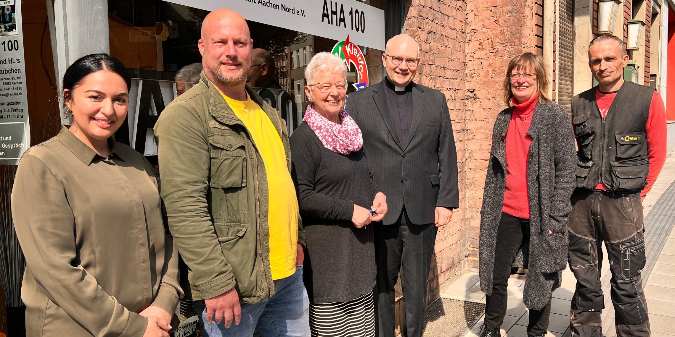 Freuen sich auf große Beteiligung: (v.l.n.r.) Beraterin in der Anlaufstelle für arbeitslose Menschen Houda Mazyek, Angestellter Michael Czychowski, Einrichtungsleitung Karin Linzenich, Bischof Dr. Helmut Dieser sowie die Mitarbeitende Gisela Taufenbach und Sebastian Schneider.