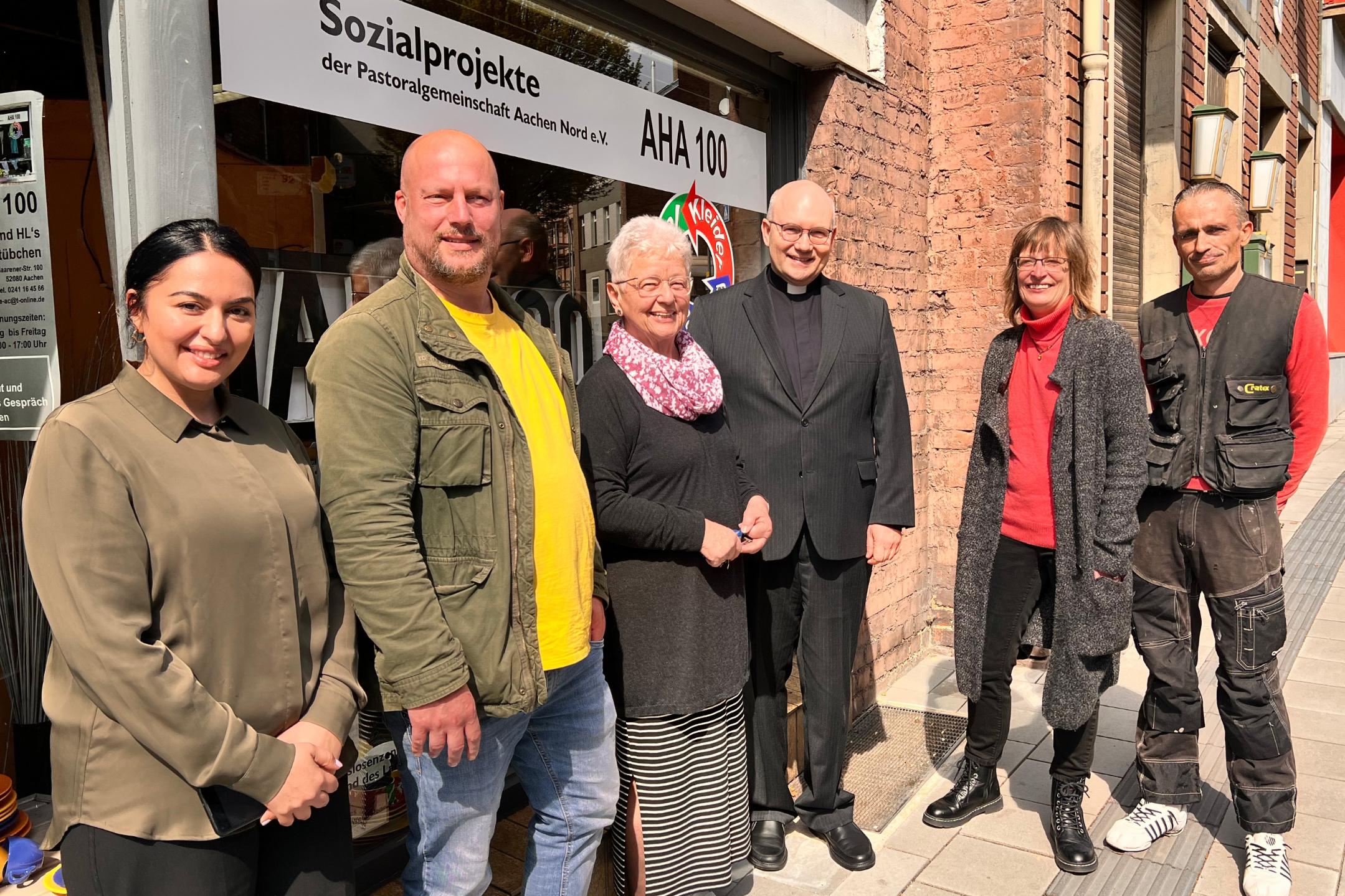 Freuen sich auf große Beteiligung: (v.l.n.r.) Beraterin in der Anlaufstelle für arbeitslose Menschen Houda Mazyek, Angestellter Michael Czychowski, Einrichtungsleitung Karin Linzenich, Bischof Dr. Helmut Dieser sowie die Mitarbeitende Gisela Taufenbach und Sebastian Schneider.