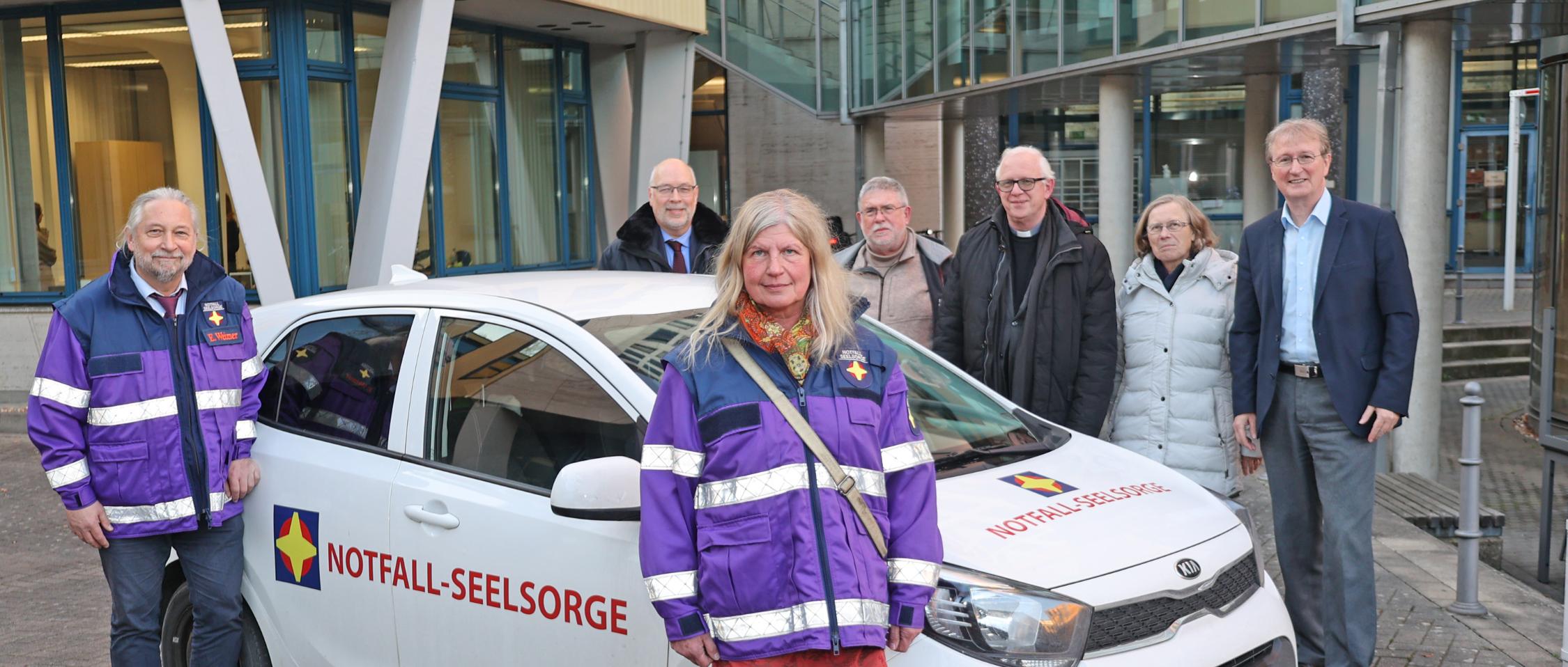 Notfallseelsorge Aachen (v.l.n.r.): Diakon Eckard Weimer (Leitung der Notfallseelsorge), Pfarrer Ulrich Schuster (Vorsitzender des Kuratoriums), Gemeindereferentin Rita Nagel (Leitung der Notfallseelsorge), Pastoralreferent Norbert Franzen (stv. Vorsitzender des Kuratoriums), Pfarrer Rainer Thoma (Bistum Aachen), Marianne Helbig (Mitglied des Kuratoriums), Dezernent Gregor Jansen (StädteRegion Aachen).